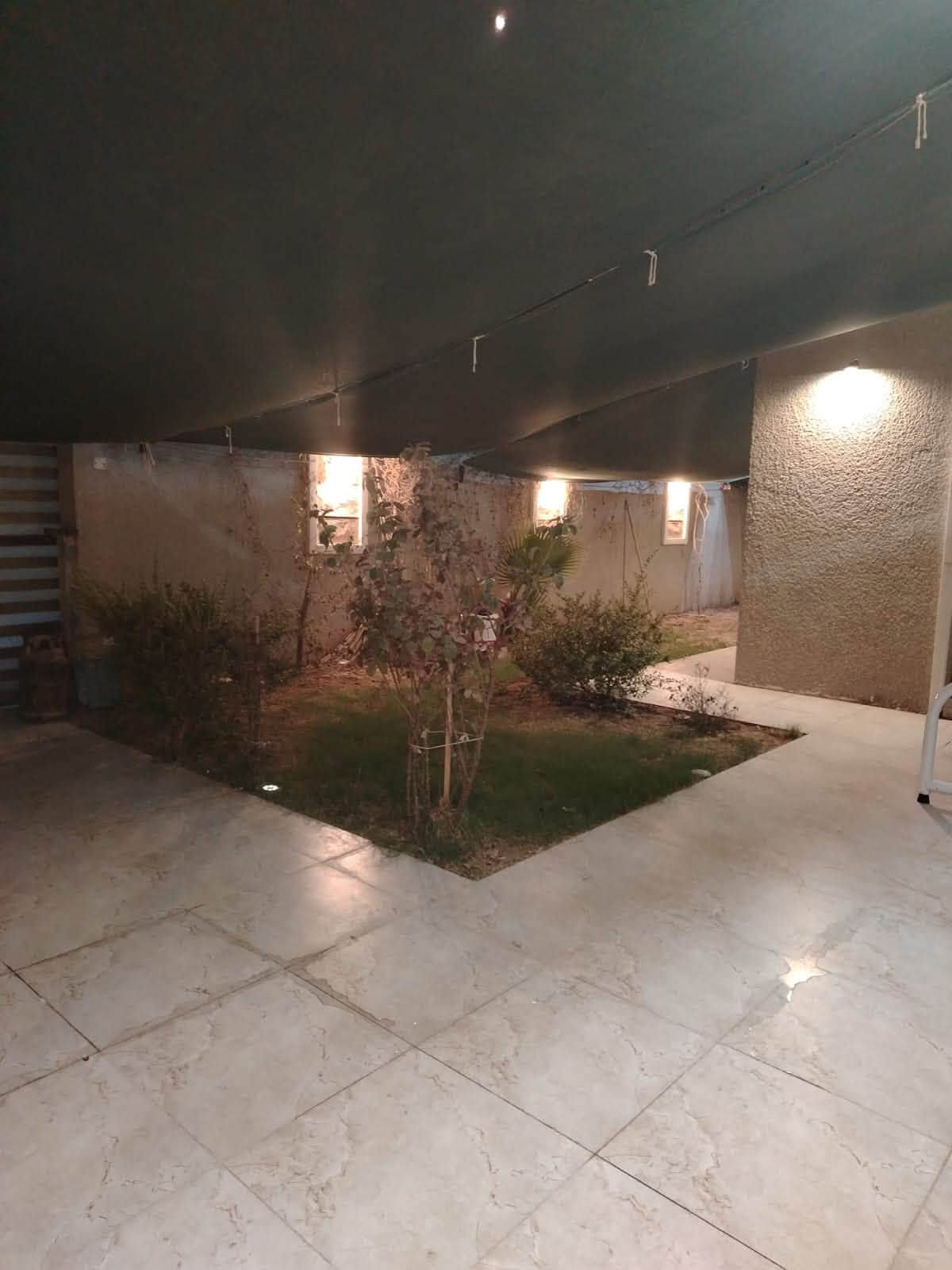 دار للبيع طابقين المساحة ٣٠٠ متر
الوجه ١٥ والنزال ٢٠

الطابق الارضي يتكون من 
* طرمة وحديقة
*مطبخ حار بارد مفتوح عل هول
*هول داخلي متصل بهول اخو موزع
* غرفتين نوم 
* استقبال معزوله مع الكليدور والصحيات
* مجموعتي صحية
*مناور عدد ٣
——
الطابق الثاني
* غرفتين نوم
* مجموعة صحية
* هول كبير 
* سطح
سنة البناء ٢٠٢٤

عرض الشارع ١٢ متر
الخدمات * ماء
        * كهرباء
           * مجاري
جنس الارض زراعي طابو ٢٥ كاع الامارة

العنوان الكوت الجديدة شارع البترومين خلف مدرسة السرور

للاستفسار الاتصال
***********
