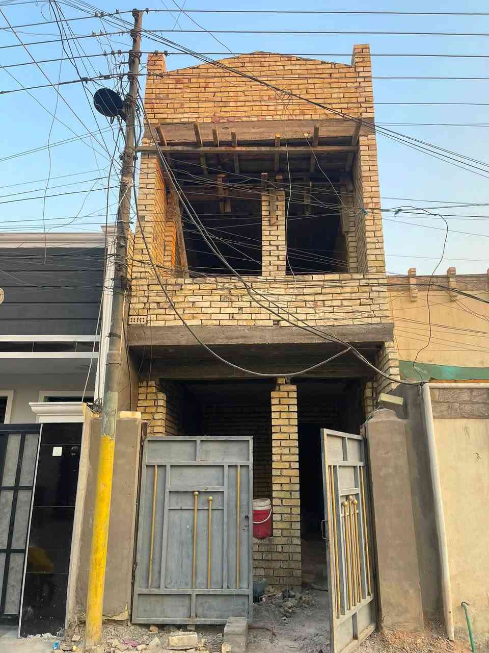 سلام عليكم مشتمل طابو صرف 🏦المساحة المشتمل 73متر واقع حال 75يحتوي على غرفتين 2نوم وصطحين 🏠 تستلم 🔑 
قرب المدرسة يوم العظيم ثاني شارع على يسار 
البيت 🏠 تحويل البيت ثاني يوم بس اسويلك عدول على قديم يعني مو عال منصة🏚️ مراجعت البيت 🏡 مكتب  علي السلطاني 
الاستفسار أو تصال ***********
