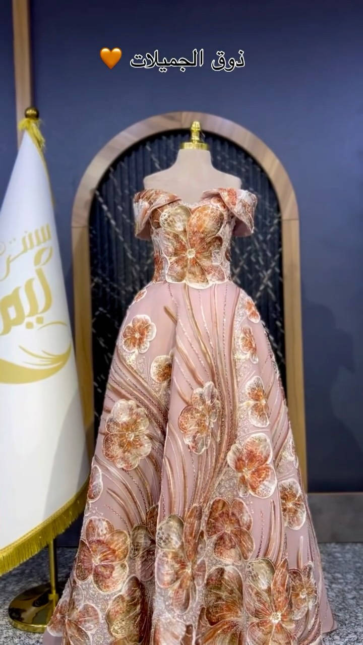 ✨ إطلالة تخطف الأبصار في أجمل مناسباتكِ! ✨
متوفرة الآن أحدث تشكيلة من فساتين السهرة وبدلات الأعراس بتصميم فخم وأنيق يليق بذوقك الرفيع. 👑
📍 العنوان: حي الحر - الشارع العام
📲  للحجز والاستفسار: ***********6 (متوفر واتساب أيضاً)
سارعي بزيارتنا وكوني نجمة السهرة مع سنتر ليمونه ! 🤍

نص مكتوب في الصور:
- ذوق الجميلات 🧡