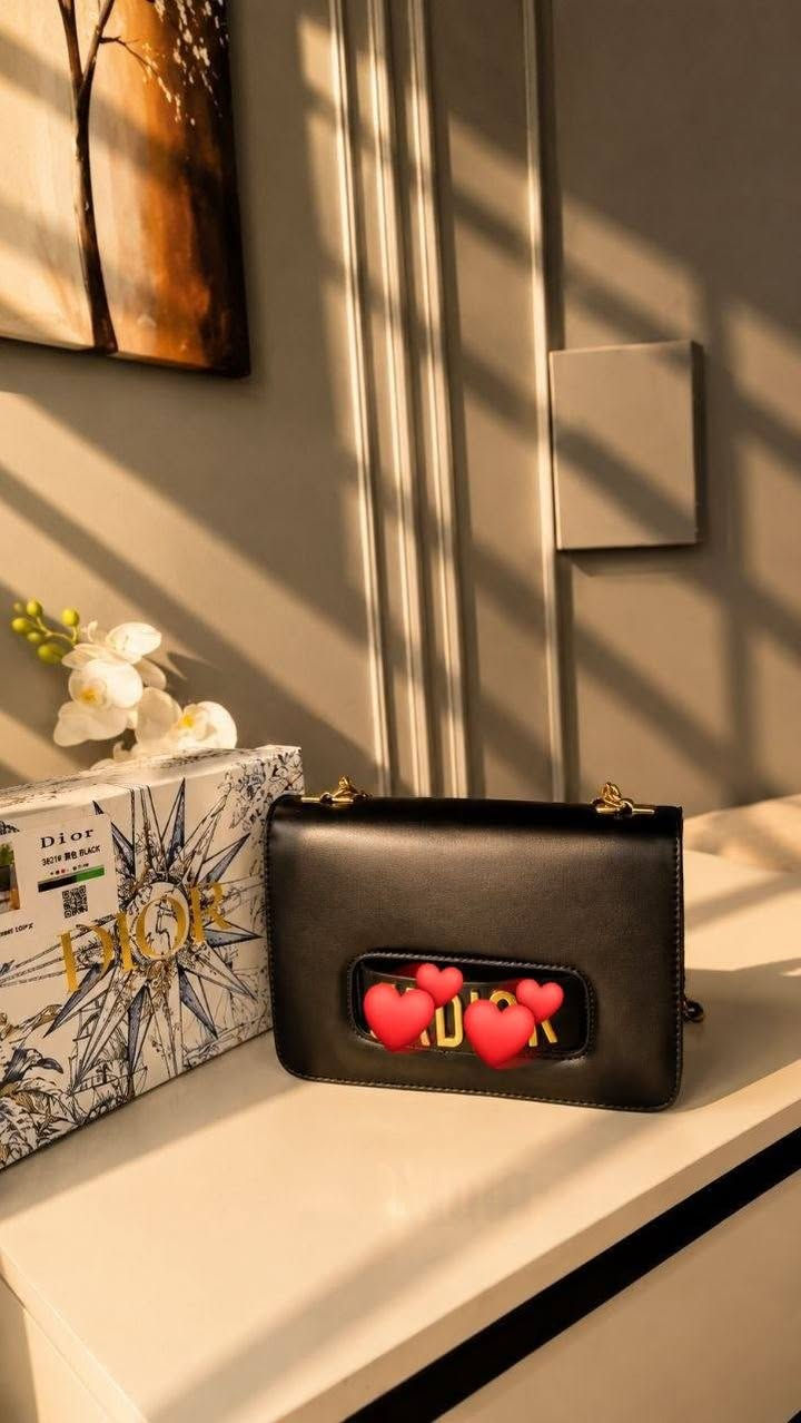 ✨👜 حقيبة د.يور بحجم 25 سم 👜✨

فخامة وأناقة بتصميم راقٍ يخطف الأنظار من أول نظرة 🤍
حجم عملي ومناسب لأساسياتك، وتفاصيل أنيقة تكمل إطلالتك اليومية والمناسبات ✨

💯 فول ماستر كوالتي
💰 السعر: 35 ألف دينار فقط

🚘 التوصيل لجميع محافظات العراق: 5 آلاف دينار

📲 للحجز والاستفسار عبر الواتساب:
***********

يرجى إرسال:
📸 صورة القطعة المطلوبة
👤 الاسم
📞 رقم الهاتف
📍 العنوان الكامل
