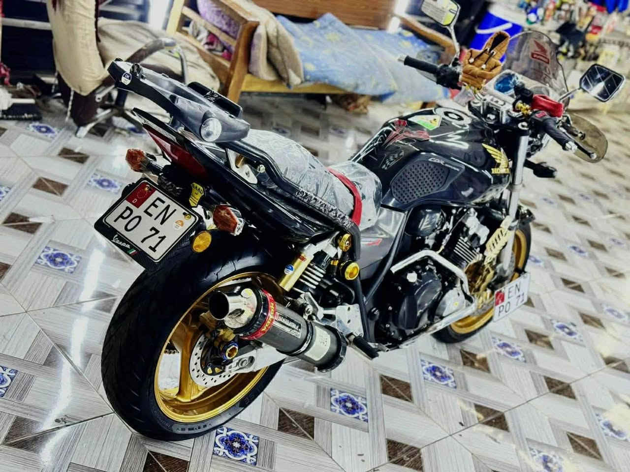 السلام عليكم.
للبيع
دراجة هوندآ Cb400
جيل ثالث
سكيورتي. 
وضع شركه كير ومحرك كفاله.
مكانها الانبار الخالديه
للٌاستفسار ***********
