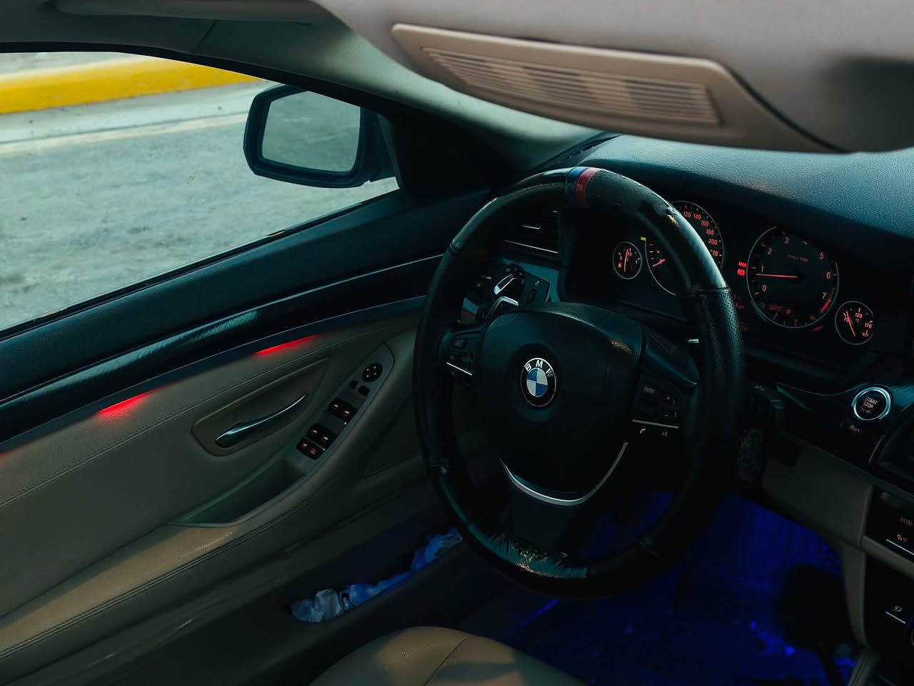 Bmw f10 520i 2014 وكالة العروش 
مكينه 2000تون بور تيربو 
مكفوله كفاله عامه 
ماشية92الف كيلو 
السياره جديد مغلف البجم وداخل السياره كل مغلف 
مواصفات bmw معروف خير من الله 
فتحه 
شاشة 
حساسات امامي خلفي 
مري شفط 
بردات عدد 5
جام اوتو 
لايت زنون بلادي 
داخل بيجي 
 السياره مخزونه جانت بسليمانيه 
رقم اسليمانيه باسمي ‬ ‭***********‬
السعر 190
