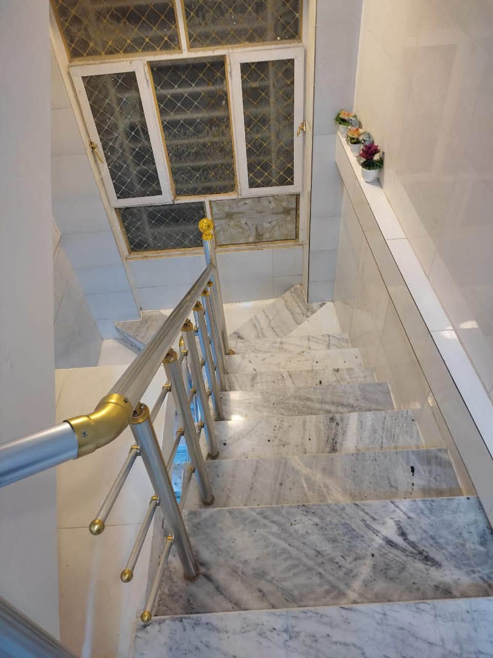 📍كربلاء حي الحر📍
بيت مساحة 157 ونص بالسند/ واقع الحال يوصل لل 165 متر طابو صرف موقع مميز على سايدين مقابل ملعب خلف السوق مال حي الحر 
تتوفر كافة الخدمات 
مدارس نفس الشارع 
البيت ‼️يحتوي على شقه معزوله ‼️عن البيت تماماً تصلح للايجار 
 6 غرف نوم ✅
3 صاله✅ 
2 مطبخ✅ 
1 استقبال ✅
4 صحيات ✅
2 منور✅ 
الارضيات مرمر 
الجدار سيراميك للسقف 
السقوف ديكورات مغربي 
18 دنكه كونكريت مسلح

للاستفسار ☎️ وتساب /.  ***********

