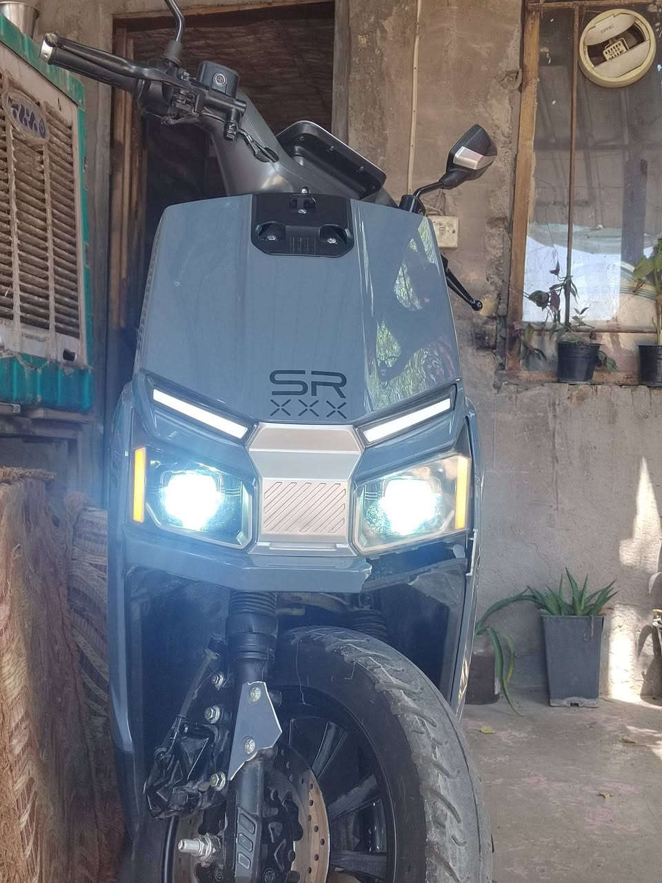 دراجه شحن صاقعه SR xxx جيتي شكل الرياضي الباب الأول وحش بل الشارع مواصفات سرعه ٨٠ حقيقي وبطاريات ملاقه ٦ عمودي
 بك خلف
دبل ايشاره لايت زنون بلادي
عالي ناصي 
مثبت سرعه 
بصمتين 
بيها ضربها بل أمام ودبل واكف الدراجه مكفوله  السعر 750 وبيها مجال 
مكاني بغداد الشعب  *********** وتساب.
