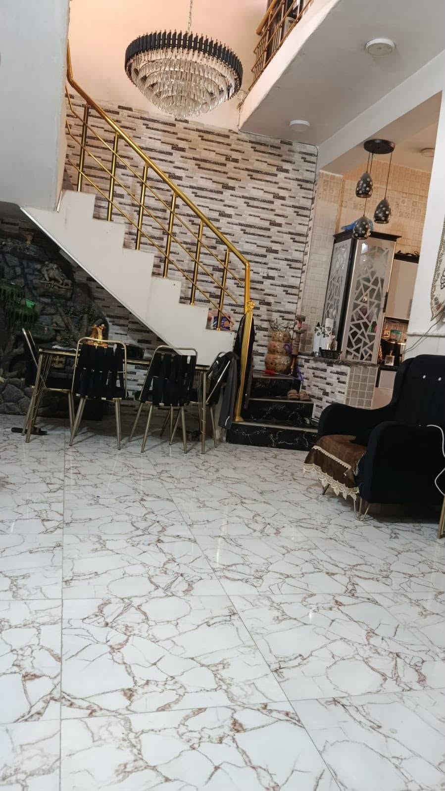 بيت ١٠٠ متر طابو زراعي
سند ٢٥ 
واجهه ٧ ونص نزال ١٣ ونص ( طابقين)
يحتوي الدار على غرفتين وصاله وكليدور ومطبخ 
و٢ صحيات داخليه وخارجيه 
الموقع/ نادر قراغول شارع الكبان فرع الصيدليه ***********
السعر 95 وقابل للتفاوض
