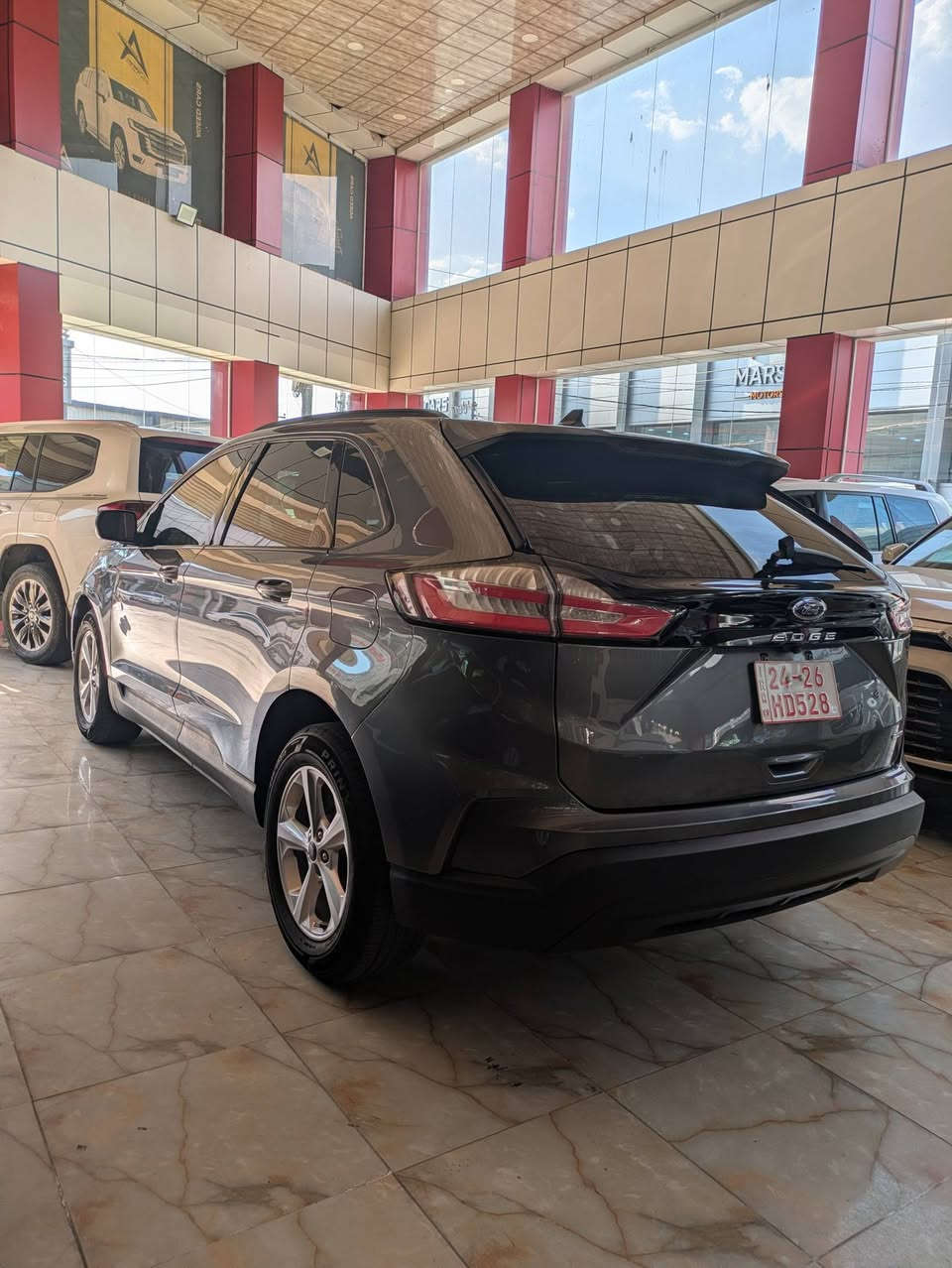 المحرك: 4 سلندر EcoBoost 20 توربو.
نيظام الدفع: AWD 
​الشاشة الترفيهية: شاشة عمودية تعمل بنظام SYNC 4A.
​الاتصال: دعم لاسلكي لنظامي Apple CarPlay و Android Auto.
​المقاعد: قماشية مريحة مع إمكانية تعديل مقعد السائق يدويًا أو كهربائيًا
​نظام التحذير من التصادم الأمامي مع الفرملة التلقائية في الطوارئ.
​نظام الحفاظ على المسار والتحذير عند الخروج منه.
​نظام مراقبة النقطة العمياء (BLIS) والتنبيه لحركة المرور الخلفية.
​كاميرا رؤية خلفية وحساسات ركن خلفية.
​الإضاءة: مصابيح أمامية وخلفية تعمل بتقنية LED.
​المرايا: مرايا جانبية كهربائية .
سيارة بدون ارباك بها جاملغ امامي و باب خلف سائق مبدل بلادى . هلال جاملغ خلفي صبخ موضح بالصور . بند و سقف شويه حالوب خفيف . صفحات سيارة بدون حالوب نهائيا . سيارة بدون رقم تترقم محافظات الاقليم . سيارة موجودة بدهوك . 
سعر 155 
رقم شاصي 
2FMPK4G93RBA58020
رقم موبايل ***********
