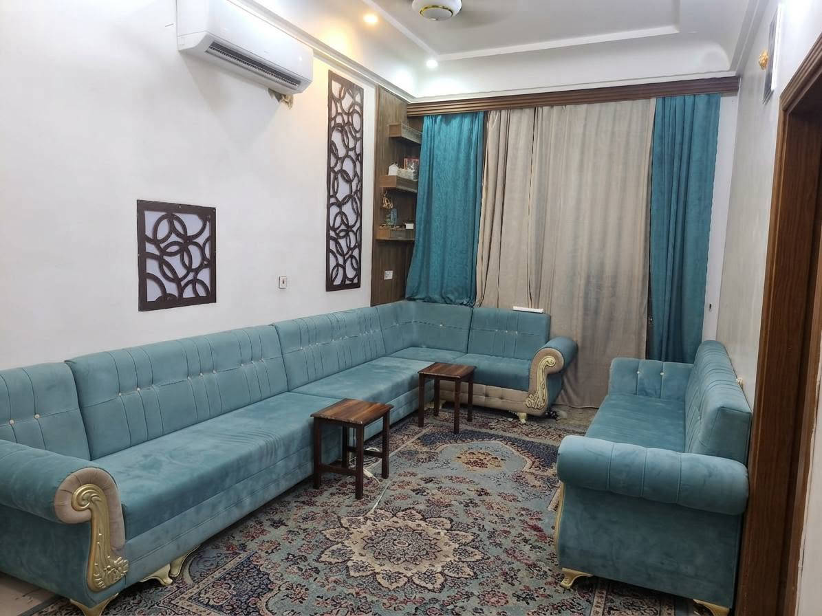 دار 135 متر طابقين بناء حديث جدا جناي ثلاث غرف وصالتين وحمامات عدد 3 مع استقبال ومطبخ وطارمة كبيرة. يباع مع كاونتر نظيف جدا وتانكي كبير مع خط مولدة. غير مطلوب ماء وكهرباء (تصفير). العنوان حي المكرمة عسكري كبل شارع ١٥ خلف لبسة بخمسة. شارع جامع ريحانة الرسول ص. السعر على الخاص.
