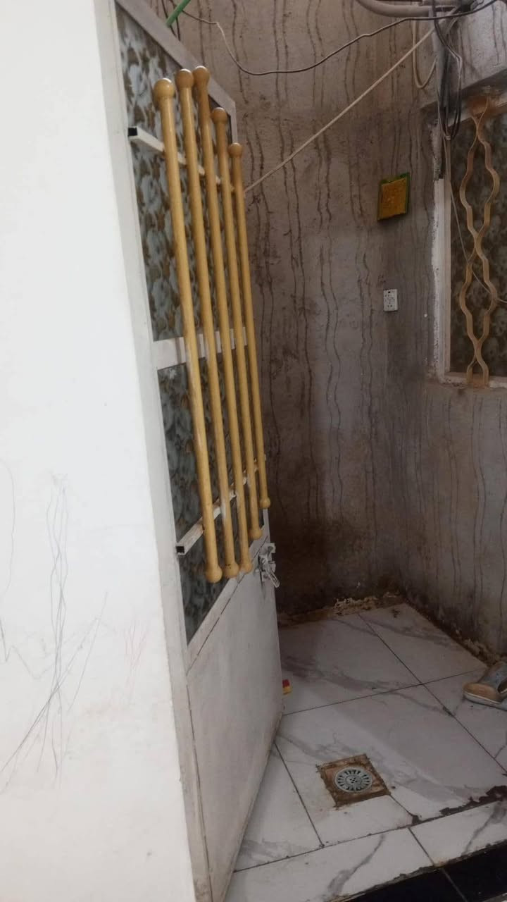 دار للبيع
المساحة الكلية ١٠٠ متر 
المساحه المبنية ٥٠ 
الباقي ٥٠ متر طارمة 
*غرفة و*صالة و*مطبخ  
بناء بلوك وعكادة ومطبك فرشي
أرضية بورسلين جدران حمام ومطبخ سيراميك داير حبل 
سقوف ثانوية 
المكان نجف شارع الصب مقابيل ملحق قرية الغدير 
رقم العامود ٣٣٥ فرع اسواق تلعفر سابقا.
مسافة عن شارع ٥٠٠ متر بشارع أسواق تلعفر عاليمنة فرع أسواق ابو عباس الازرك
الفرع صايرشكل حرف  L .
يعني راسك بارد سيارة غريبة ماتدخل بس الجيران والجيران خير من الله.
توجد مساحة أمام الدار 15متر مربع من ضمن مساحة القطعة دافع فلوس ومشتريها 
يعني مجموع مساحة 115 نزال 23 وجه 5
السعر المطلوب 23 مع مجال البسيط معاملة تطويب مقدملة يم مختار 
شارع رقم 19 رقم الدار 100. 
اي استفسار ***********واتساب.
 فقط 
 أو ماسنجر ***********
الصور أسفل منشور
