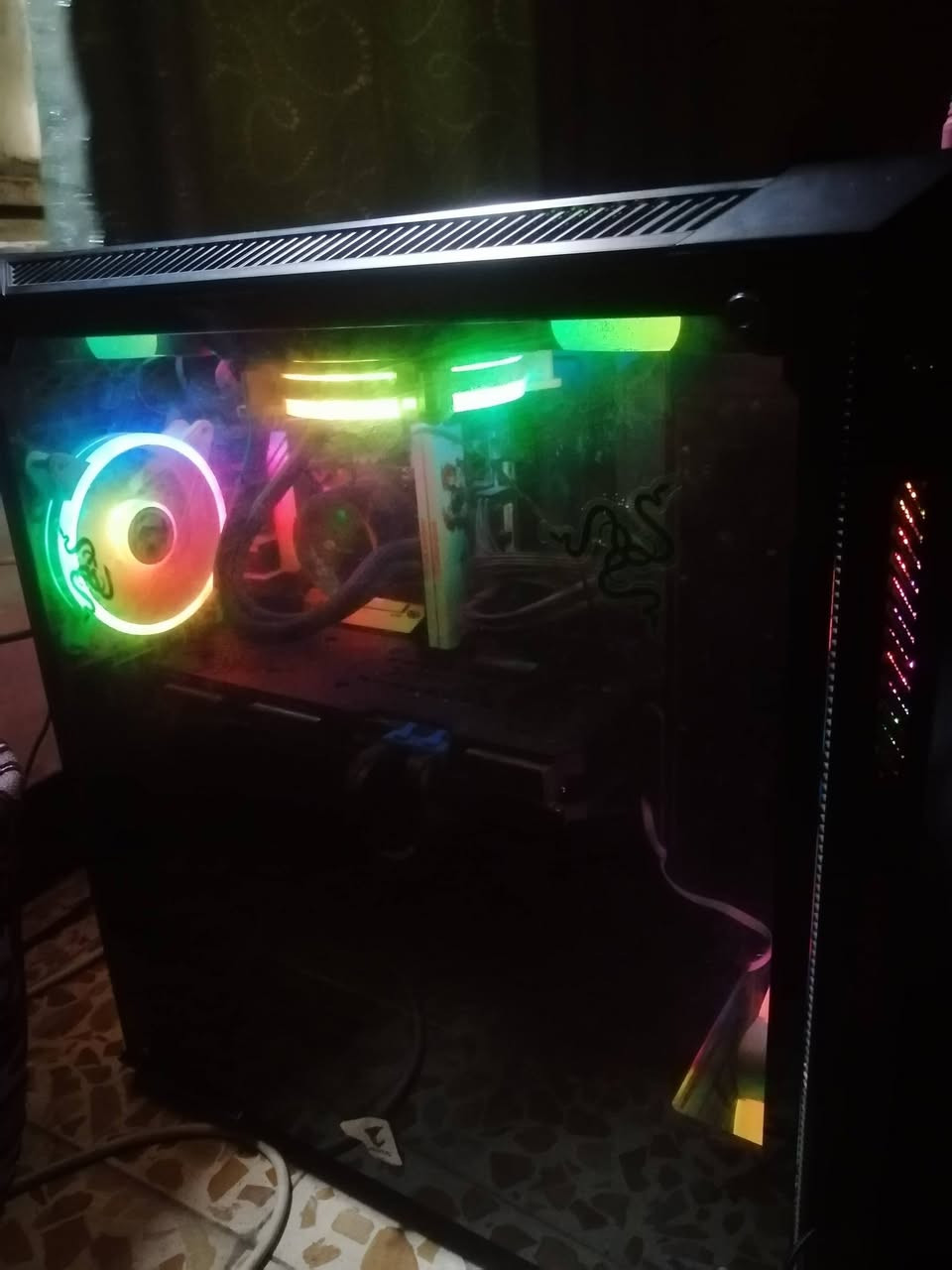 السلام عليكم (PC Games) للبيع: 
مواصفات التجميعه :
​المعالج: Intel Core i5-10400F
​كرت الشاشة: AMD Radeon RX 6700 XT (سعة 12GB) - كرت قوي جداً يشغل كل الالعاب القوية وبسلاسه
​الرامات: 16GB DDR4. 2×8
​التخزين:
​SSD بسعة 1TB (للسرعة العالية).
​HDD بسعة 1TB (للتخزين الإضافي).
7 ڤان يعني انسى شي اسمه حراره ( تحت الضغط حراره 70)
​الملحقات:
​الشاشة: GMAEON حجم 24 إنش، دقة عالية وتردد 144Hz (سلسة جداً بالألعاب). الشاشة كاملة مع الكارتون الخاص بها ومعها ضمان ثلاث سنوات استبدال 
​الإضافات: سماعة محيطية، كيبورد ميكانيكي، وماوس.
​الحاسبة جاهزة ومجربة، تشغل كل الألعاب الحديثة وبأداء عالي.
السعر [مراسله الصفحه او اتصل ***********] بسبب اصحاب النفوس الضعيفه
مكان التواجد: [ بغداد / الدورة ].
