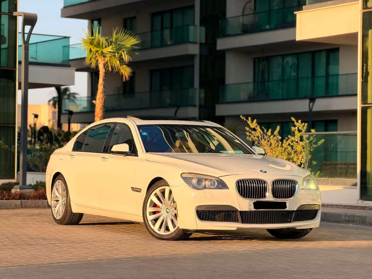 مساء الخير احبتي للبيع أو المراوس
BMW 750Li موديل 2012 (باب طويل)
محرك V8 قوي وأداء راقٍ، سيارة نظيفة جدًا وجاهزة للاستخدام مباشرة.
✅ المحرك والكير مكفولات  بشرط
✅ منظومة التبريد والصدرية جديدة بالكامل
▪️ موديل: 2012
▪️ الفئة: 750Li (Long Wheel Base)
▪️ المحرك: V8
▪️ الممشى: 110 ألف
▪️ الصبغ: 3 قطع بيها سونار المندلاوي 
▪️ رقم بغداد (تحويل مباشر)
مواصفات 
✨ بصمة تشغيل وبصمة دخول
✨ فتحة سقف
✨ داخلية جلد لون قرميدي
✨ مقاعد أمامية وخلفية كهربائية
✨ تدفئة وتبريد للمقاعد
✨ ستائر كهربائية
✨ شاشة كبيرة متعددة الوظائف
✨ كاميرا خلفية
✨ حساسات أمامية وخلفية
📌 المكان المنصور 
💰 السعر 163
📞 للاستفسار: ***********
