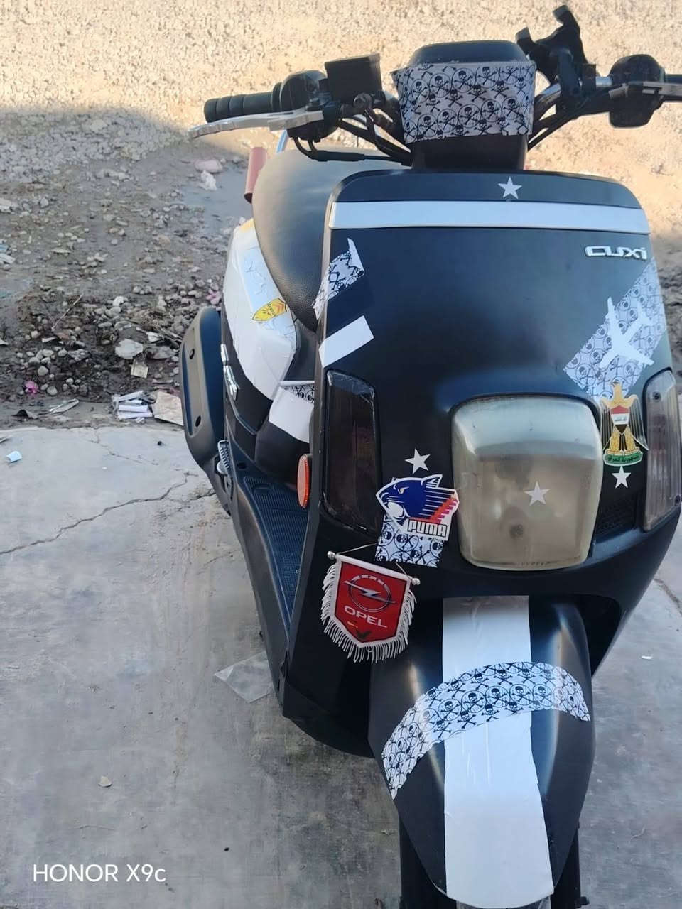 سلام علیکم ماطور البيع  مامفتوح بوليس مسطره نوزل الرقم ***********

نص مكتوب في الصور:
- HONOR X9c