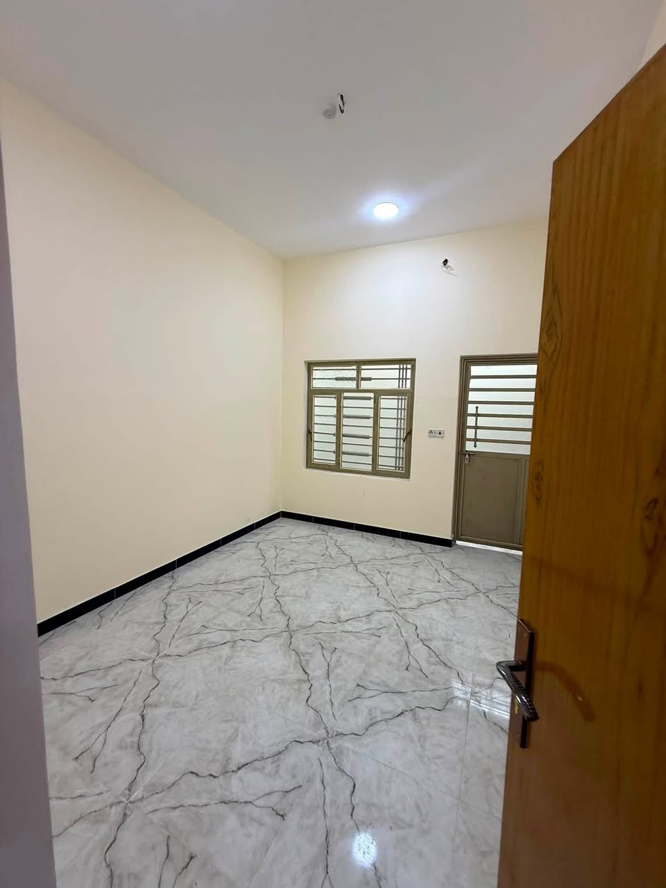 بيت حي المهندسين 
طابقين قرب الحديقه مال ساحه الرمل 
مساحه 150 سنه اابناء 2026 نوع البناء طابوك بل كامل 6 غرف منام وصاله ومطبخ وصحيات وستقبال وكراج وجموعه صحيات 3 السعر 328 مليون
هـ ***********
هـ ***********
