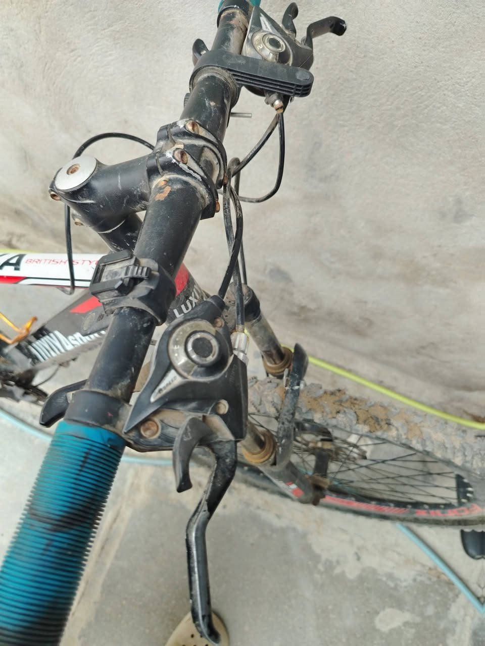 دراجة (بايسكل) جبلية للبيع - بغداد 🚴‍♂️
السلام عليكم شباب، بايسكل مستعمل بحالة جيدة للبيع.
​المواصفات والحالة:
​بايسكل جبلي ممتاز للاستخدام اليومي.
​الشد والدفع كير شغال وما بيه أي مشكلة بالتدوير.
​العيوب للمصداقية:
​الكير يحتاج تنظيم سيم / لان مايبدل للغير الثالث فقط.
​الكشن ثابت حالياً (حاشر) يحتاج فتح وتعديل للراغب بتغيير ارتفاعه.
​📍 المكان: بغداد
💵 السعر: 60,000 دينار (وقابل للتفاوض البسيط للجادين)
​للتواصل والاستفسار يرجى المراسلة على الخاص أو الاتصال على الرقم: [*********** ]
