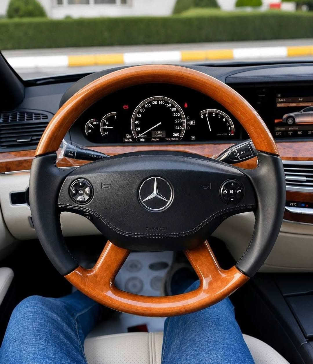 بسعر كورلا مستعجل عالبيع 158 ورقة وبي مجال للشراي
سياره بالكارتون ماشية 170 الف كيلومتر 
مرسيدس S350 موديل 2006 محدث 2013 
لأصحاب الذوق الرفيع والتميز، معشوقة الجماهير اليخت الألماني بحالة ممتازة وجاهزة للاستخدام الفوري.
المواصفات والخصائص:
الفئة: S-Class (W221)
الموديل: 2006 محدثة 2013
المحرك: S350 (6 سلندر، عزم قوي واقتصادي بالوقود)

رقم سليمانية باسمي سنوي جديدة 
الحجم: لارج (Large) - قاعدة عجلات طويلة (باب طويل) لراحة قصوى للمقاعد الخلفية.
اللون الخارجي: ذهبي ملكي مميز جداً وجذاب.
اللون الداخلي: جلد (بيج/اسود) بحالة جيدة جدا
الإضافات والمميزات:
نظام الستائر: مجهزة بـ 5 بردات (ستارة خلفية كهربائية + 4 ستائر جانبية للأبواب الخلفية والمثلثات) لخصوصية وعزل تام.
فتحة سقف بانوراما 
حساسات أمامية وخلفية (Parktronic).
مقاعد كهربائية مع ميزة الذاكرة (Memory Seats).
نظام ملاحة وشاشة عرض تحكم كاملة.
تكييف مركزي منفصل (ثلاجة)
ويل مايباخ 19 انج
حالة السيارة:
السيارة مسرفسة بالكامل وجاهزة، لا تحتاج لأي مصاريف أساسية.
محرك، گير، وشاصي على الفحص.
بيها صبغ اثر شخوط وتوجد صور تثبت ذلك للمهتمين
مكان السيارة بغداد الغدير
للاستفسار ***********
