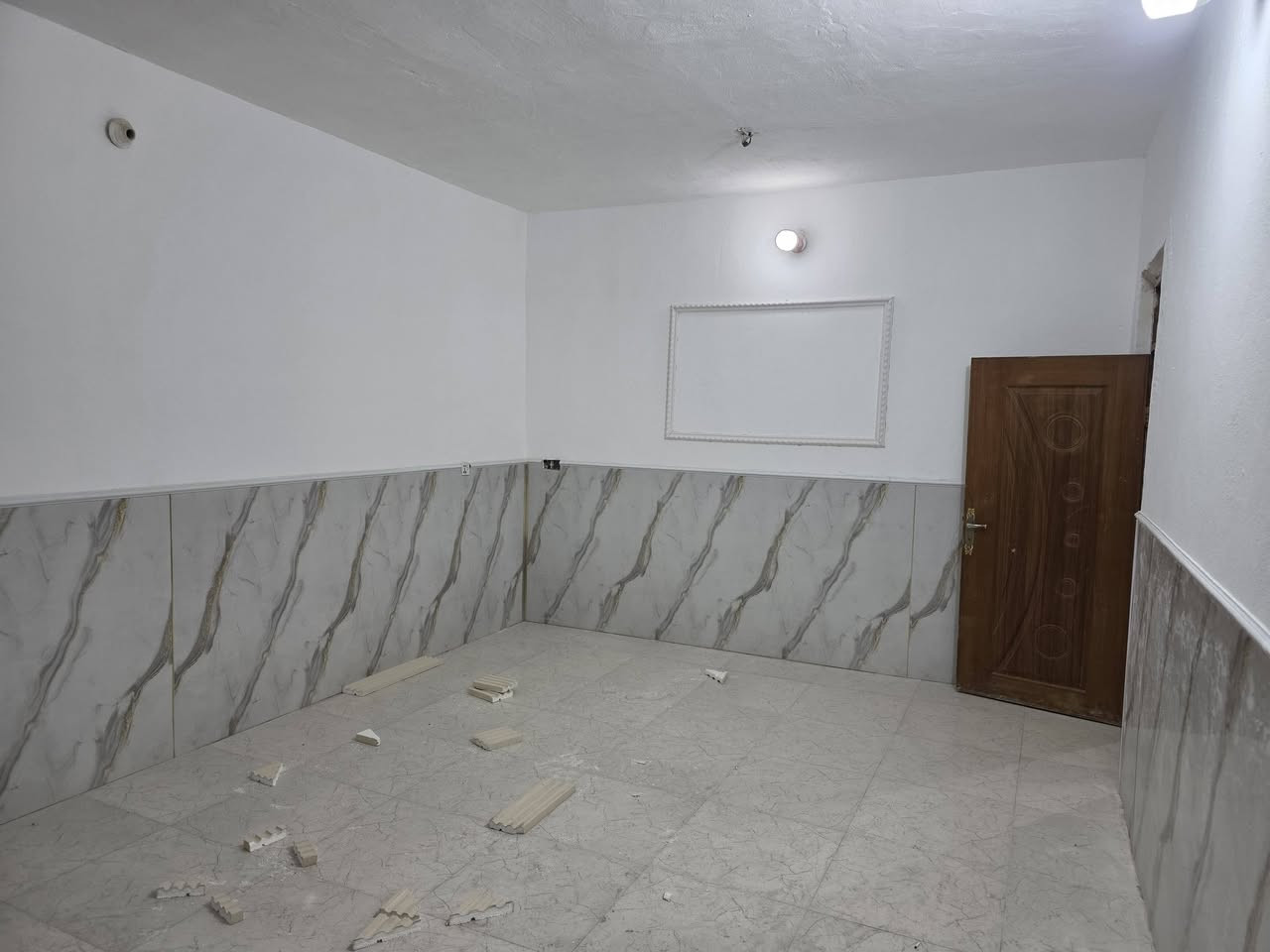 بيت للبيع مساحه ٢٠٠م كوت حي الحكيم شارع بني تميم يبعد عن الشارع العام ٢٠٠م تفاصيل البيت البناء طابوك يحتوي على غرفتين وصاله ومطبخ واستقبال وصحيات وكراج وحديقة السعر ٥٥مليون وبي مجال للاستفسار مراجعه دلاليه احمد السعيدي للاتصال *********** ***********
