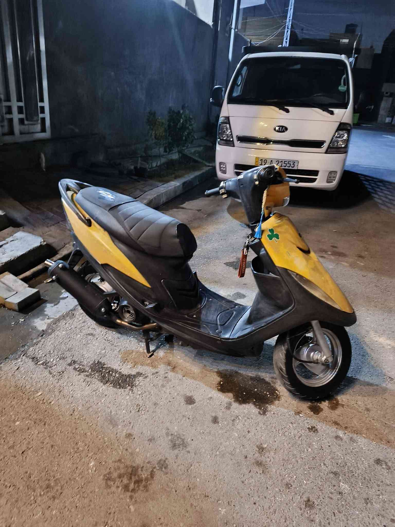 سلام عليكم 
Yamaha RS 100
موديل 2003
لون اصفر جارد 
مكينتهه مبدله ولفات فقط 
صالنصه FM 
سلف 55 
كلج امامي WGK 
كلج خلفي FCS 
وعندي احتياط خلفي WGK 
دراجه نكره سلف اب اي وقت 
سعرهه 800 وبيهه مجال 
رقم تلفوني ***********
