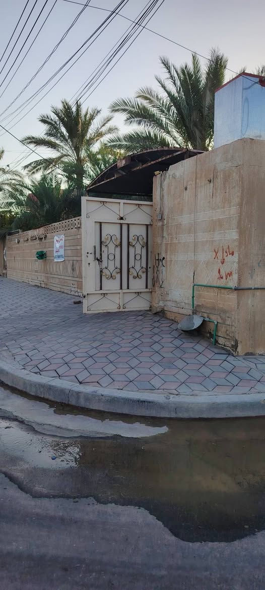 بيت 600 متر (ركن) موقع البيت حي الضباط خلف عمارة خليل الرمل بالقرب من ملعب احمد راضي ومدرسة حواء
البيت على شارع 15 الوجه بغداد 7 غرف نوم صالة كبيرة استقبال كراج وحديقة كبيرة
السعر 450 قابل للتفاوض الاستفسار على الرقم
***********
