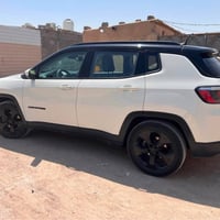 جيب كومبارس • ابيض سقف اسود • محرك ٢٤٠٠