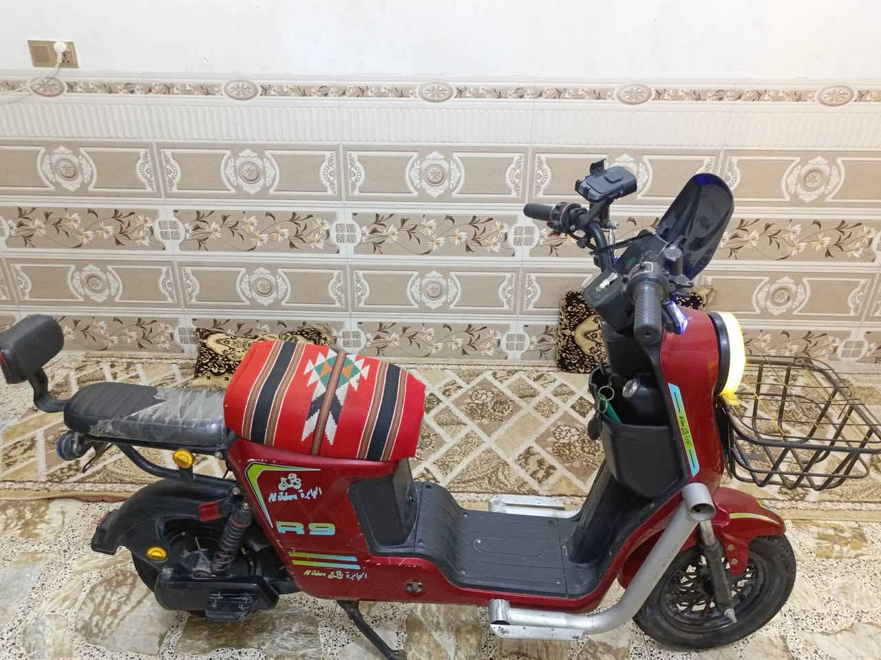 سلام عليكم بايسكل شحن البيع أر 9 جديد مابيه شي كلشي شغال لايت اشاير 
ثلاث اضويه اصفر ازرق ابيض رماش كلشي بي  بيه بطارياته قويه وياه غراضه كامله ويا بيه إناره ليليه نقصه هورن 

الموقع: كربلاء المقدسة القادسية قرب مدرسة الصديق الثانويه للبنين واهلن وسهلاً بيكم 
*********** السعر خاص
