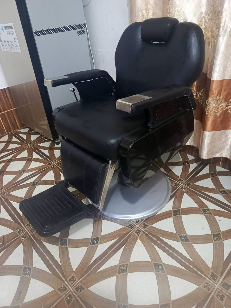 كرسي 💺 حلاقة  كلش انضاف شغال  اخو الجديد شبح 👻 العنوان الانبار القائم التواصل ع وتساب  او رقم 📱 ***********
