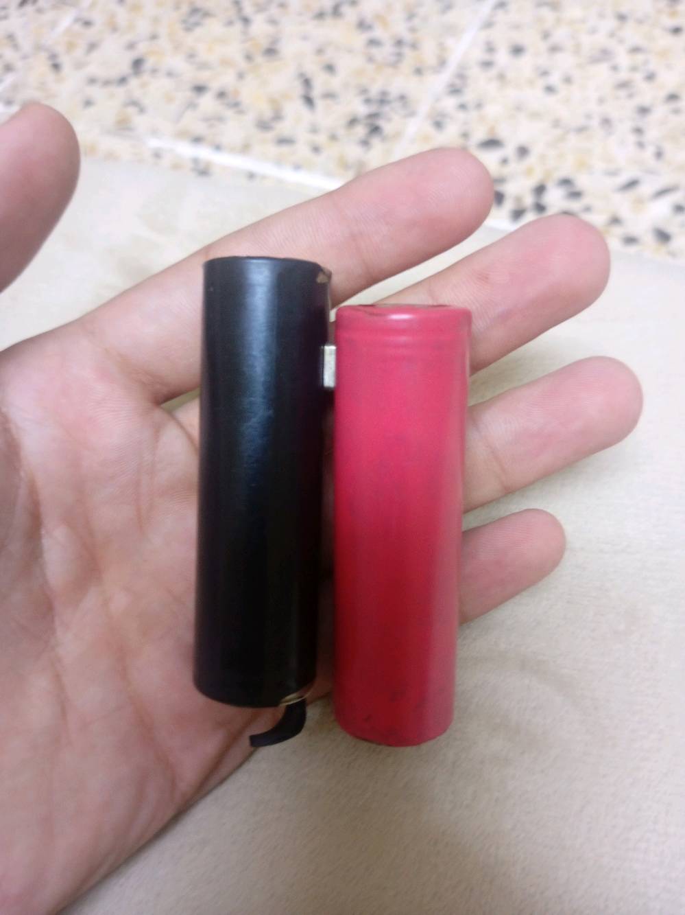 السلام عليكم 
متوفر تانك اربتر خزان شبه جديد مابي اي عيوب 
ومتوفر جهاز كور من شركة VANDY VAPE مابي بي اي عيب جهاز شغال 100٪ يدعم ال200W حقيقي وبيه هواي خواص ويدعم بطاريات حجم 21 
ومتوفر بطاريات 21 جديدات من سامسونك
سعر التانك 40 الف
سعر الجهاز المود 50 الف
وسعر البطاريات 15 الف 
واذا كلهن اتساهل بلسعر وموضح كمية الدخان الي طالع بنفس ما يطول 3 ثواني الي يريدهن يراسلني على وتساب او يخابر ***********