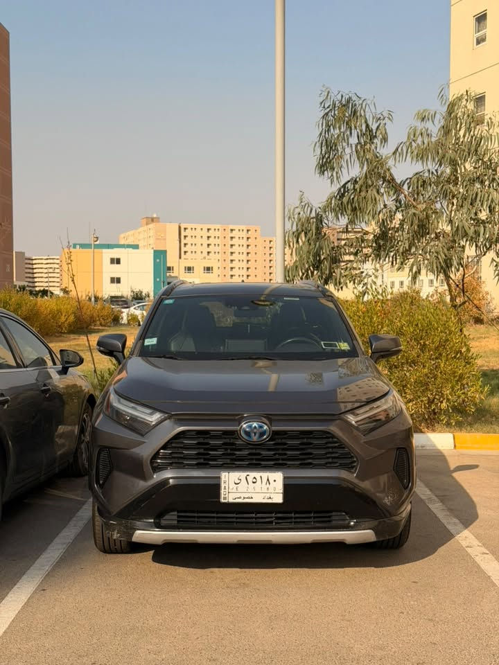 لبيع: تويوتا راف فور 2022 se (هايبرد)  السيارة نظيفة جداً وجاهزة من كلشي 
التفاصيل: 
الموديل: 2022. 
المحرك: هايبرد 
المواصفات: شاشة كبيرة، تحکمات ستیرن، کاميرا، تبريد ثلج، وباقي المواصفات المعروفة للراف فور الجديدة. الحالة: السيارة وارد أمريكي، بيها حادث خلفي بجه اليمين (عكس السايق) ومصلح تصليح درجة أولى 
السيارة جداً نظيفة 
السعر: 200$ 
المكان: بغداد 
للتواصل: ***********
