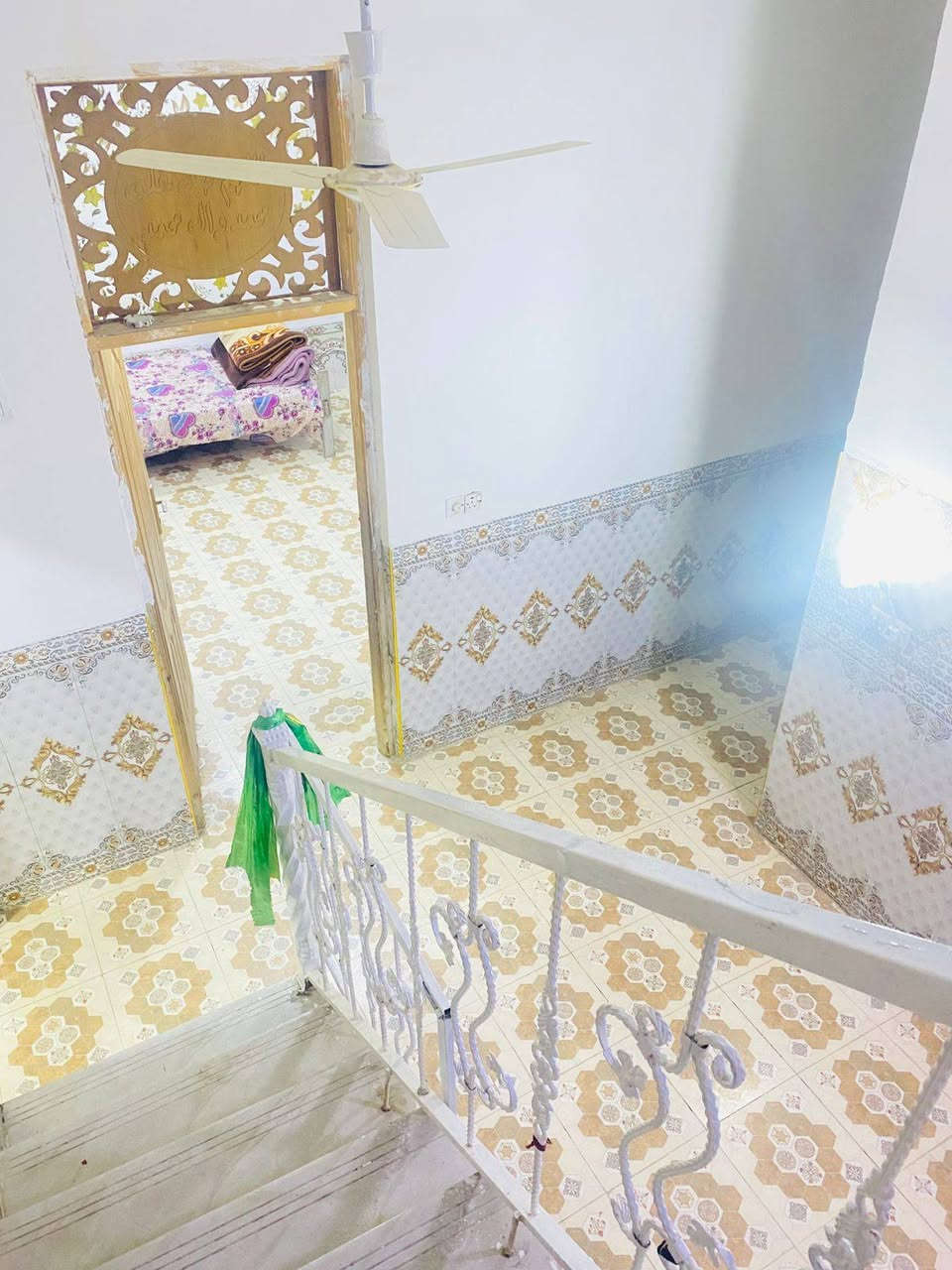 🏠 دار للبيع – شارع 80 نجف

📍 موقع مميز جداً، يبعد عن الشارع العام حوالي 10 أمتار فقط.

🔹 المساحة: 125م²
🔹 السند: طابو صرف
🔹 الموقع: ركن
🔹 الواجهة: 12م
🔹 النزال: 10م
🔹 عرض الشارع: 15م
🔹 سنة البناء: 2023
🔹 توجد طارمة أمام الدار

🏡 الطابق الأرضي:
استقبال + غرفة نوم + هول صغير + مطبخ + حمام داخلي + حمام خارجي.

🏡 الطابق الثاني:
غرفتان نوم + هول كبير + مجمع صحيات.

✨ بناء حديث، موقع ممتاز وقريب جداً من الشارع العام، ومناسب للسكن والاستثمار.

💰 السعر  135 مليون دينار
🤝 والبيع بيه مجال للجادين.

📞 للاستفسار ومعرفة كافة التفاصيل:
مراجعة مكتب الكوثر للعقارات والمقاولات

📱 ***********
📱 *********** واتساب
