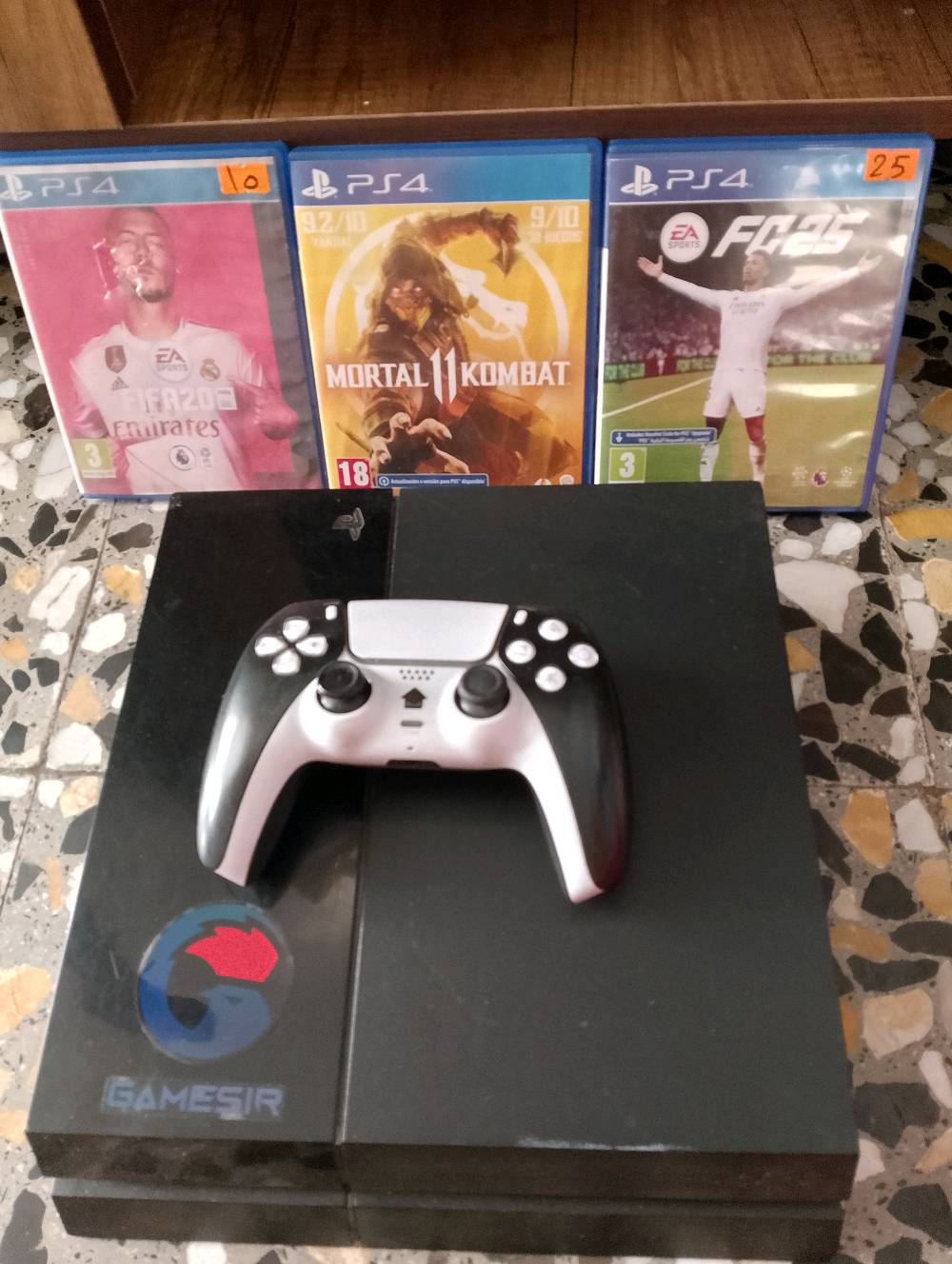 بلايستيشن 4 Fat للبيع حالتة نظيفة جدآ 

🔹 يد PS5 DualSense + يد PS4 تجارية 
🔹 كامل الملحقات
🔹 بي 3 او 4 العاب داخلية
🔹 حساب أمريكي 🇺🇸 + اون لاين 
🔹 وياه 3 ألعاب أصلية أقراص
🔹 ذاكرة جهاز 860 لو 900 
💿 FIFA 20
💿 Mortal Kombat 11
💿 Fc 25
Tomb Raider
🎮 ومن الألعاب الموجودة:
FC 25 + Life is Strange 2 + Call of Duty + Rainbow Six Siege + Fortnite وغيرها. للمعلومة حساب كول اوف ديوتي والفورت نايت صارف عليهن وسكنات قوية