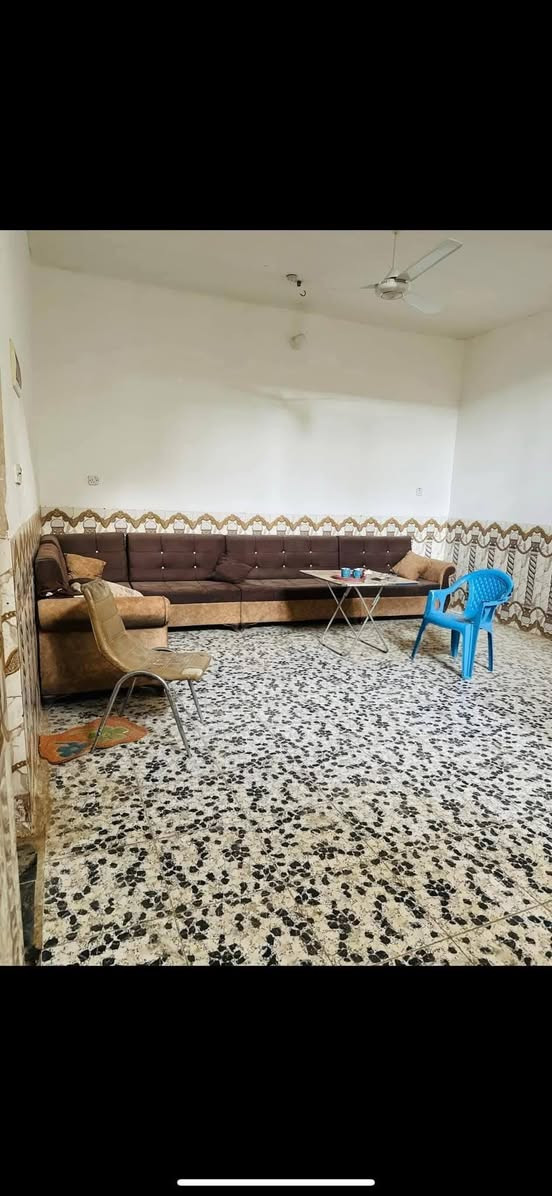 السلام عليكم دار للإيجار كما موضح بالصور غرفتين نوم +استقبال+صاله كبيرة+صحيات داخلية وخارجيه+مطبخ المساحه ٢٤٠  الموقع السبيس مقابيل محطة الجوهره للاستفسار الاتصال ع الرقم ***********
