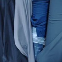 اقمشة متنوعة للصدرية المدرسية اسود ونيلي ورصاصي سعر المتر ٢٠٠٠ دينار ٠...
