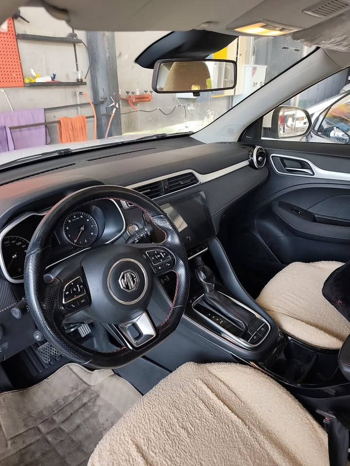 MG ZS 2023 Comfort (ئێمجی زێد ئێس - کۆمفۆرت)
مۆدێل: 2023
 مواسەفات: کۆمفۆرت (Comfort)
 کیلۆمەتر: 52,000 کم ڕۆشتووە
 دۆخی بزوێنەر و لاشە: زۆر خاوێن، بێ بۆیاخ، بە شەرت
 زەمان: زەمانی شەریکەی ماوە
 سێرڤس: تازە سێرڤسی تەواوی بۆ کراوە و هیچ مەسرەفێکی تێدا نییە
گرنگترین مواسەفاتەکان:
 مۆتۆر: 1.5 لیتر (بێ کێشە و زۆر ئابووری لە بەنزین)
 گێڕ: ئۆتۆماتیک CVT
 دیزاین: ویل ڕیم 17، ڕووناکی LED،  
 تەکنەلۆژیا: شاشەی گەورەی 10.1 ئینج (Apple CarPlay & Android Auto)، کامێرا و حاسەی دواوە، کروز کۆنتڕۆڵ (جێگیرکەری خێرایی)
 سەلامەتی: ئەیڕباگ، ABS ،ESP، سیستەمی جێگیربوون لە هەوراز و نشێو، چاودێری پەستانی تایەکان (TPMS)
 ئاسوودەیی: کامێرای دواوە ، ئاوێنەی کارەبایی
 نرخ: $11,700 (117 وەرەقە) و معامەلەیەکی کەم
 ژمارەی پەیوەندی ( ***********)
