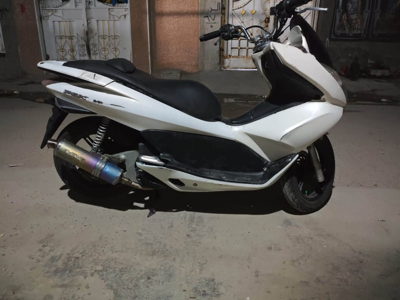 PCX جيل الاول ياباني
مكينة ما مفتوحة ولا تنقيص ولا تبخير 
كفر بلادي حلو نضيف 
ماشية 50 
حساس استان لايت عالي ناصي 
اشاير هورن كهربائيات كلها شغاله 
السعر 850 وبيها مجال حگ الجية
بغداد مدينة الصدر 
***********
