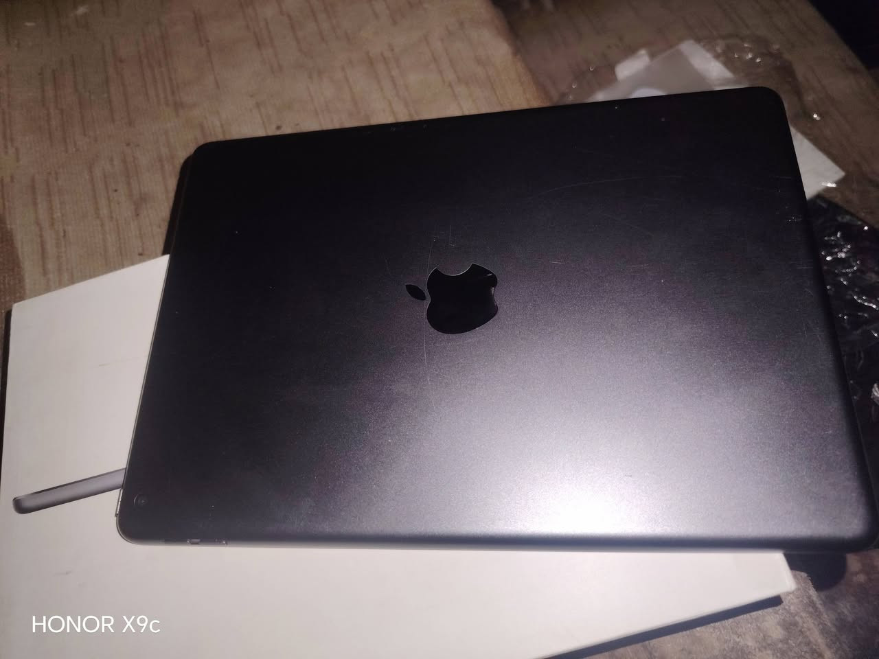 ايباد 9 ابل البطاريه 94 مامفتوح ابد. غراضه كامله بس شخوط قليله بل ضهر السعر 250 الرقم ***********

نص مكتوب في الصور:
- HONOR X9c