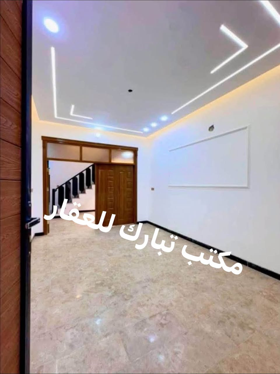 الدار للبيع 🏠مكتب تبارك للعقار 🏠
المساحة 95 م 
الواجهة 5 م 
النزال 19 م 
السعر ب275 مليون وبي مجال بسيط 🫰
العنوان الشعب شارع الاسواق المركزية مقابيل كلية الامام الكاظم عليه السلام ❤️
عرض الشارع 15 م 
عرض الرصيف 4 م امام البيت 
( مدخلين )🫰
يحتوي الطابق الارضي على كراج صغير  وخدمات خارجية واستقبال ومطبخ معزول ومنور وخدمات وغرفة نوم 
ويحتوي الطابق الثاني على غرفتين نوم وخدمات ومكان غسالة وبيتونة وسطحين
للاستفسار اكثر يرجى الاتصال على الرقم التالي (متواجد هذا الرقم على الواتس اب والفايبر والماسنجر *********** )
او الاتصال على الرقم الاخر 
***********
او زيارة مكتب تبارك للعقار والمقاولات الكائن في شارع الاسواق المركزية قرب مطعم ميامي@أبرز المعجبين

نص مكتوب في الصور:
- مكتب تبارك للعقار