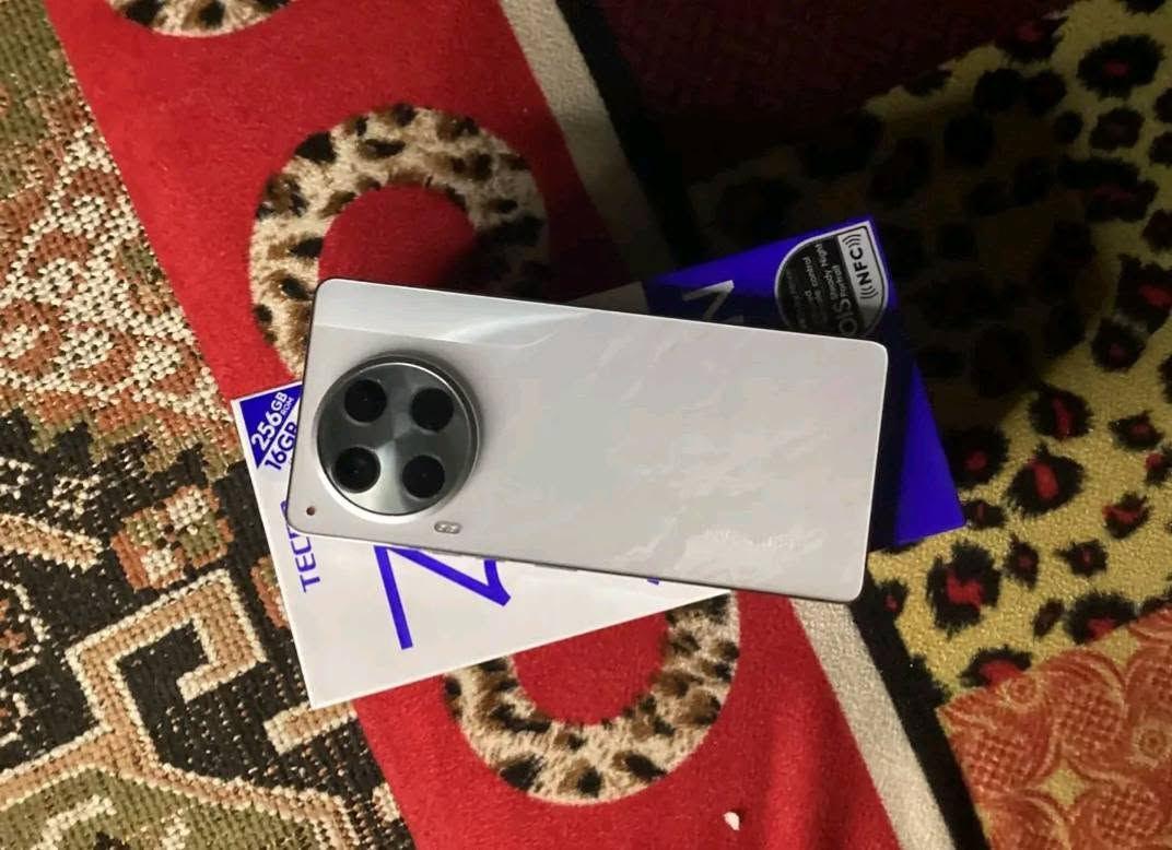 سلام عليكم تليفون تكنو كامون 30 ضاكره ٢٥٦ بعده جديد ملحقاته كامله مامفتوحه تليفون راقي مراوس او بيع ٢٣٥ شراي تصال ***********
