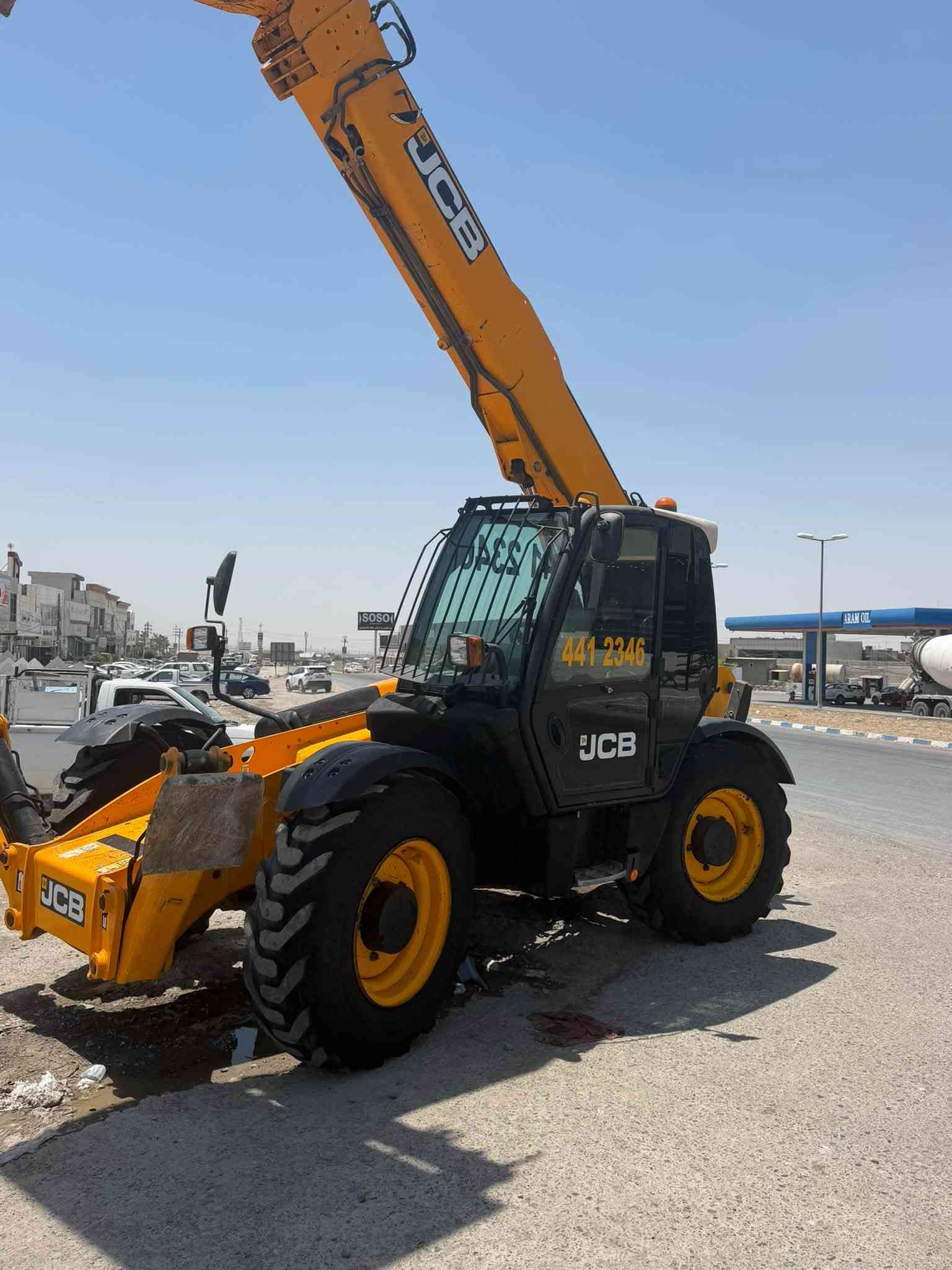 JCB
2010 ره قه م سنه وي اربيل 
تايرات جديد ٢٥ 
***********

نص مكتوب في الصور:
- ***********