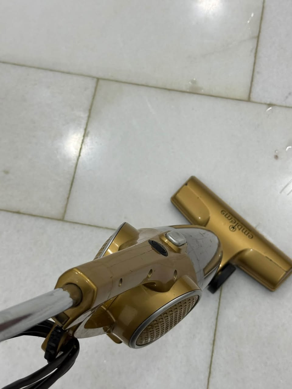 🧹 مكنسة كهربائية للبيع 🧹
✨ مستعملة استعمال قليل جداً
✅ نظيفة وحالتها ممتازة
✅ شرط الشغل ومجربة
💰 السعر: 25 ألف دينار فقط
🚚 أجور التوصيل: 3 آلاف دينار

📞 للطلب والتواصل: ***********
📍 المشتري يرسل رقم الهاتف واللوكيشن لإتمام التوصيل.

🔥 سعر مناسب وحالة ممتازة… سارع بالحجز!

نص مكتوب في الصور:
- emblema VACUUM CLEANER مكنسة كهربائية عمودية قوة تنظيف .. وأناقة في التصميم للبيع قوة شفط عالية تنظيف عميق فلتر متطور للهواء النظيف خفيفة الوزن وسهلة الحمل جودة عالية ومتانة طويلة حالة ممتازة قليلة الاستخدام زر التشغيل والإيقاف خزان غبار شفاف سهل التفريغ والتنظيف رأس تنظيف فعال لجميع أنواع الأرضيات سلك طويل لسهولة الحركة والاستخدام السعر مناسب للتواصل والاستفسار *********** يرجى التواصل على الرقم أعلاه أو عبر الرسائل الخاصة
- مكنسة كهربائية
- embleins
- قوية وعملية لتنظيف منزلك
- مقبض مريح
- سهولة التشغيل
- خزان غبار شفاف
- قاعدة قوية للتنظيف
- شفط قوي لإزالة الأتربة والغبار بفعالية
- فلتر عالي الجودة لحماية المحرك ونقاء الهواء
- تصميم عملي خفيفة وسهلة الاستخدام
- مناسبة لجميع أنواع الأرضيات والمفروشات الأرضيات الخشبية السيراميك السجاد
- للبيع
- ***********