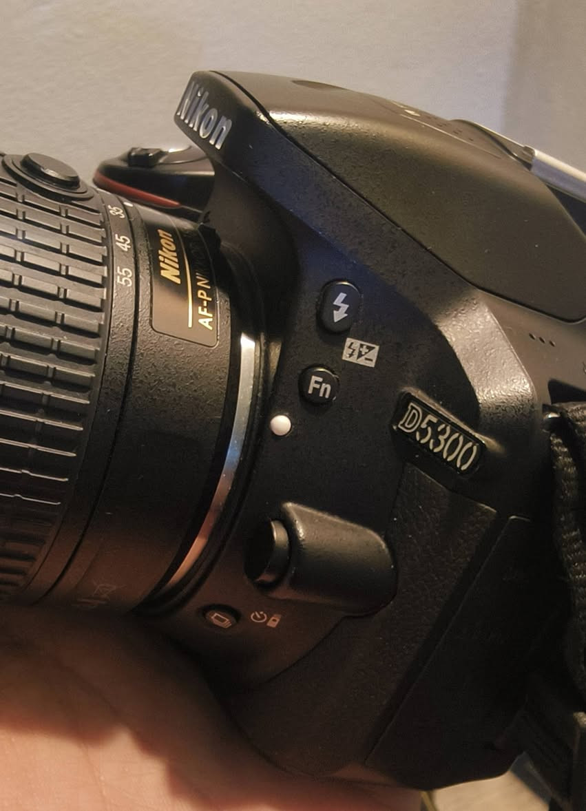 📸 للبيع كاميرا Nikon D5300 بحالة نضيفة جداً
🔹 الشتر 12K فقط — استخدام قليل
🔹 عدسة رياضية 70-300mm
🔹 عدسة 18-55mm بيها ثبات
🔹 بطارية أصلية
🔹 ميموري 32GB
🔹 جنطة أصلية
🔹 كفر حماية للجسم

✨ الكاميرا نظيفة واستخدامها خفيف وجاهزة للتصوير، ومناسبة للتصوير الرياضي، المناسبات، السفر والطبيعة.

📍 المكان: [ميسان قلعة صالح]
*********** واتساب
