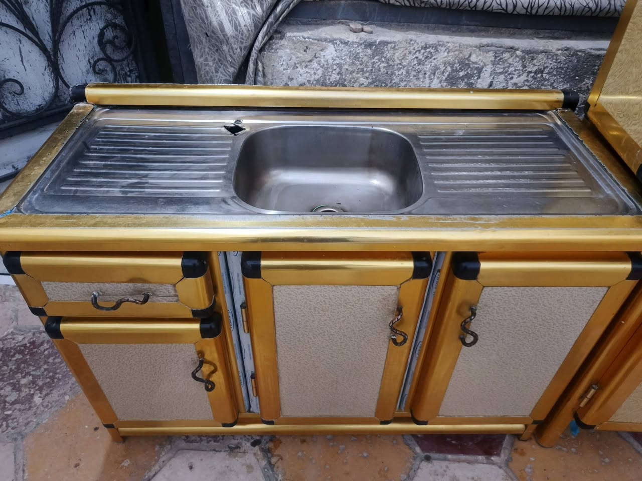 السلام عليكم كاونتر مترين ونص مترين ونص سنك مترا ونص مكان ناصريه حي الفداء الشارع مدارس رقم الهاتف ***********
