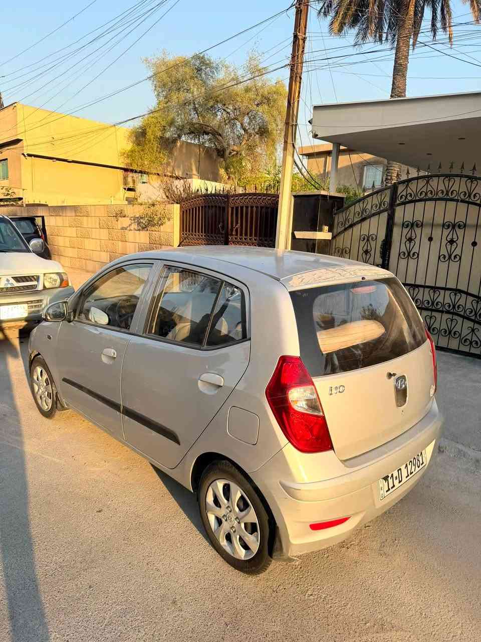 هونداي i10
٢٠١٥ خليجي 
مكينة ٤ سلندر ١٢٠٠ 
مكفولة من الضربة والصبغ عدة بيها مكانين تعديل بارد فقط سيارة جديدة وحلوة ماشية٦٩ الف رقم بغداد الجديد شادلها شاشة وكامرة تخم تاير جديد عارضها ب ٧٠ وبيها مجال بسيط  مكانها بغداد *********** هيثم
