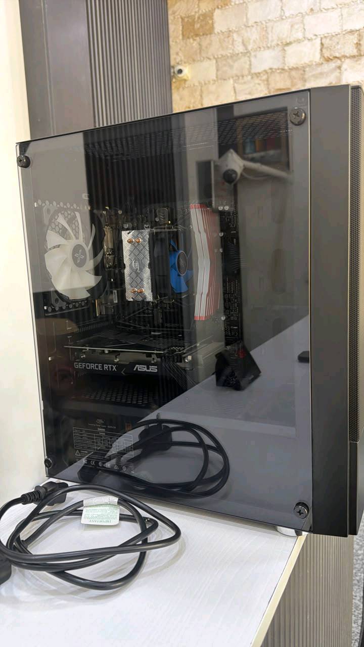 إعلان بيع كيس حاسوب للألعاب (Gaming PC Case)
العلامة التجارية: Xigmatek (من أشهر الماركات الموثوقة بصناديق الحواسيب).
نوع الكيس: ميد تاور (Mid-Tower) بتصميم عصري وأنيق.
نظام التبريد:
الكيس مجهز بـ 3 مراوح RGB تمنح إضاءة ممتازة وألواناً جذابة، بالإضافة إلى توفير تدفق هواء قوي وممتاز لخفض حرارة القطع.
مواصفات التصميم:
الواجهة الأمامية: شبكية (Mesh) بالكامل مصممة خصيصاً لتعزيز التهوية.
الجانب الأيسر: لوحة جانبية من الزجاج المقوى (Tempered Glass) الشفاف لإظهار المكونات والإضاءة الداخلية.
الحالة: نظيف وبحالة ممتازة وجاهز للاستخدام الفوري.
المميزات: مساحة واسعة من الداخل تدعم تركيب كروت الشاشة الكبيرة، مع غلاف سفلي لإخفاء الأسلاك (PSU Shroud) لضمان مظهر مرتب ونظيف. السعر 45الف نضيف جداا مستخدم شهرين فقط خدش واحد ما بيه متوفر خاص هذه رقمي همين ***********