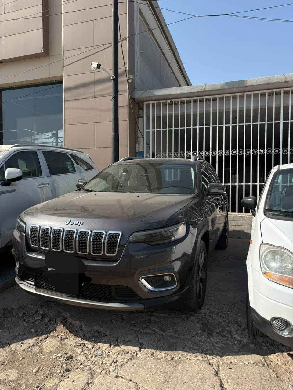 جيب  شيروكي بزون
٢٠٢٠ 
رقم بغداد جديد 
هزة جديدة
الضرر بوند صبغ وجاملغ
صورالضرر موجودة
مكان السيارة الموصل الايسر 
السعر ١٣٠ ومجال
***********

