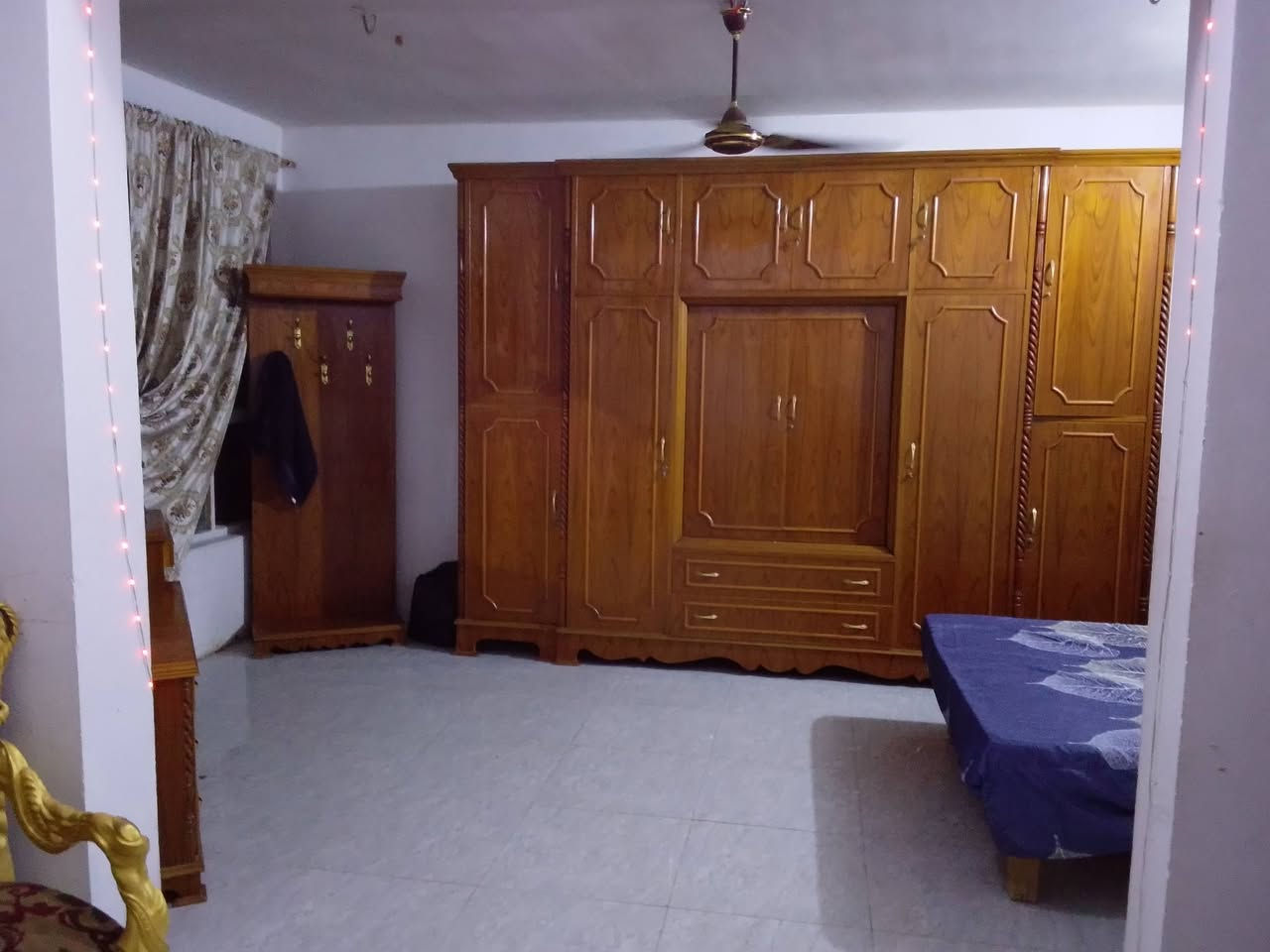 بيت طابو مساحته 150م جبه 7ونص ونزال 20بيت طابقين ونص
اربع غرف نوم نضام سويت طابق الاول حديقه +طرمه +ستقبال +مطبخ +صاله +غرفه+حمام+ترك
طابق ثاني غرف ثنين نضام سويت +صاله 
طابق ثالث غرفه وحمام ومطبخ نضام شقق +سطح ارضي +سطح نضام محميه حيوانات 
بيت حديث وعالي عن الشارع  سعر 180 مليون وقابل للتفاوض رقم ***********
رقم ***********
