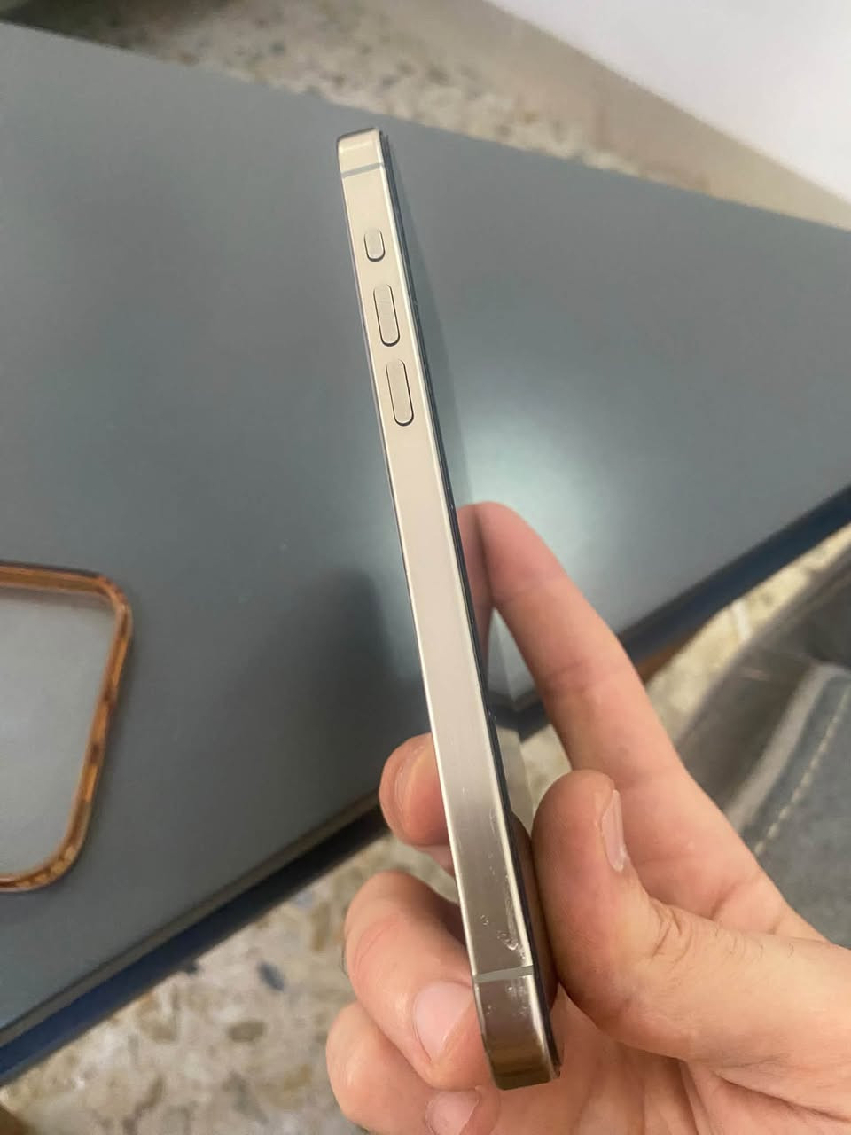 السلام عليكمiPhone 15 Pro Max  للبيع فقط
ذاكره 256
بطاريه 81
دبل سيم كرت 
جهاز مبدل شاشه مال تفصيخ من جهاز ثاني ومكتوبه بلاعدادات مستعمله وبي الكامره رقم واحد شويه بيه تراب واضحه بس للامانه لازم اكتبه نضافه الجهاز 85 بلميه السعر 700 وبي مجال كلش بسيط مكاني بغداد العطيفيه ***********

نص مكتوب في الصور:
- ١٢:١٩
- القطع والخدمة
- تجمع Apple سجل تاريخ القطع والخدمة، وهذا
- السجل يعرض معلومات عن هذا الـ iPhone وحالته
- وتفاصيل إصلاحه معرفة المزيد...
- سجل تاريخ الخدمة
- الشاشة
- مستعملة