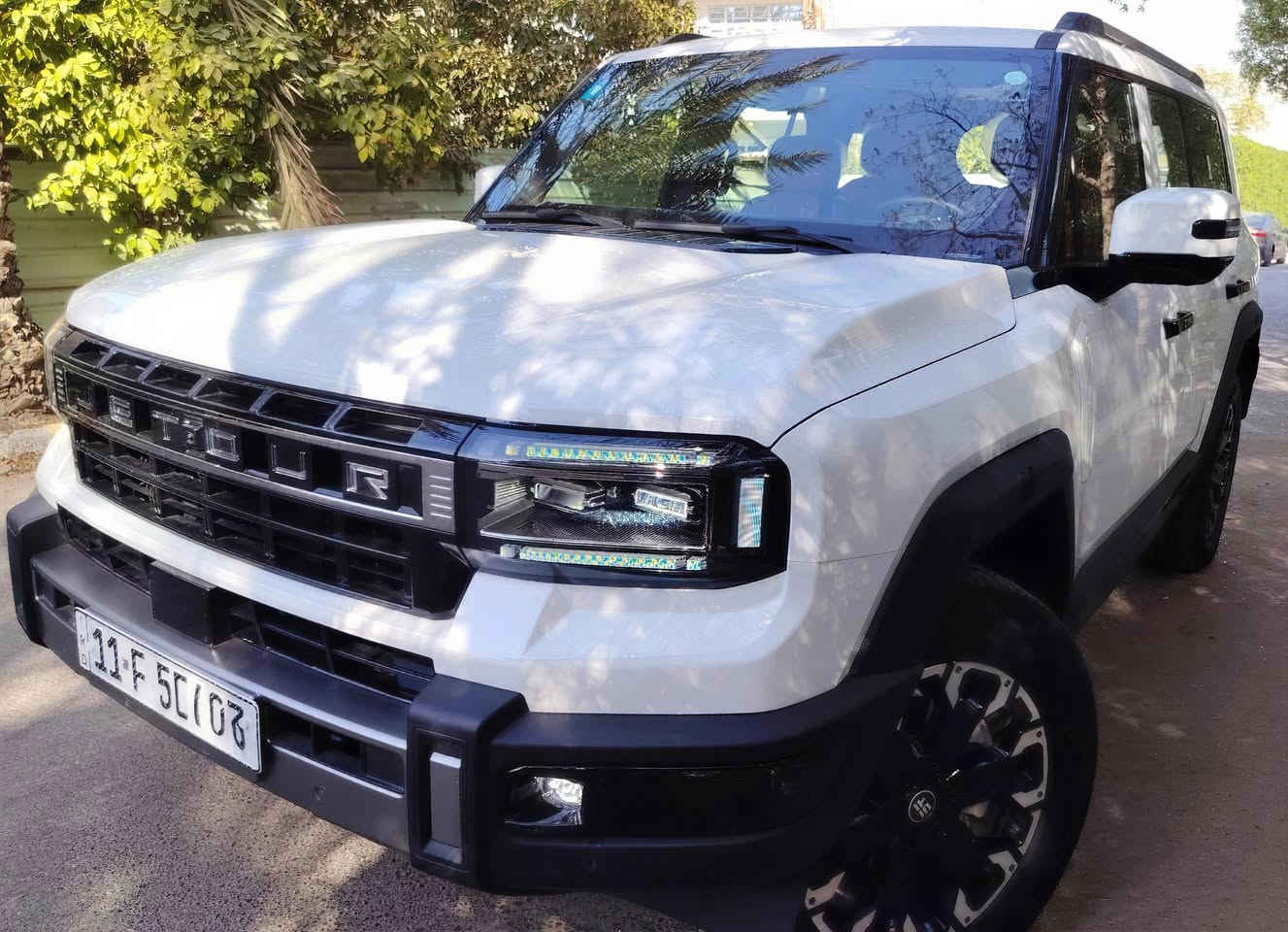 سلام عليكم  للبيع فقط سعر مناسب
جيتور G700 2026 ماشيا 2000 زيرو مرقم لوحات
اللون ابيض 
 بريميوم (أعلى فئة فول مواصفات) 🔥
السيارة ملكية، تجمع بين الفخامة وقوة البر الجبارة! 👑
🟢 أبرز المواصفات:
المحرك: هايبرد (بنزين + كهرباء) بقوة مرعبة 904 حصان 🚀
الممشى: تمشيك 1000 كم بالشحنة والتانكي ⛽🔋
البر: دفع رباعي مع 3 قفول دفرنشيال (دفلوك) وشاصي صلب ⛰️
التعليق: هيدروليك هوائي (جكات) يرفع وينزل السيارة
الكراسي: 6 مقاعد جلد فاخرة مع تبريد، تدفئة، ومساج ملكي 🛋️ 4كشنات 
الشاشات: شاشة عملاقة 35.4 إنش ممتدة  شاشه دشبول 
الصوت: نظام Lexicon فاخر 18 سماعة 🎧
الرفاهية: ، دوسات كهربائية، بانوراما مزدوجة
الأمان: كاميرات 360 + رادارات القيادة 
ركن الذاتي هوايا مواصفات 
مكانها بغداد حي الاعلام *********** اسف ع الاطاله ا
