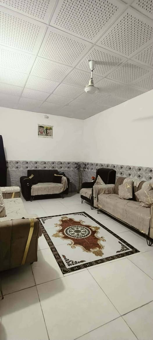 السلام عليكم بيع مستعجل دار للبيع يحتوي على استقبال+صاله+غرفه نوم+ صحيات+حمام خارجي
عگاده وليس صب 
المساحه 109م
قرار 25
العنوان كربلاء گنطره السلام شارع المدرسي قرب المصري
السعر 73
للاستفسار
*********** اتصال+ واتساب
