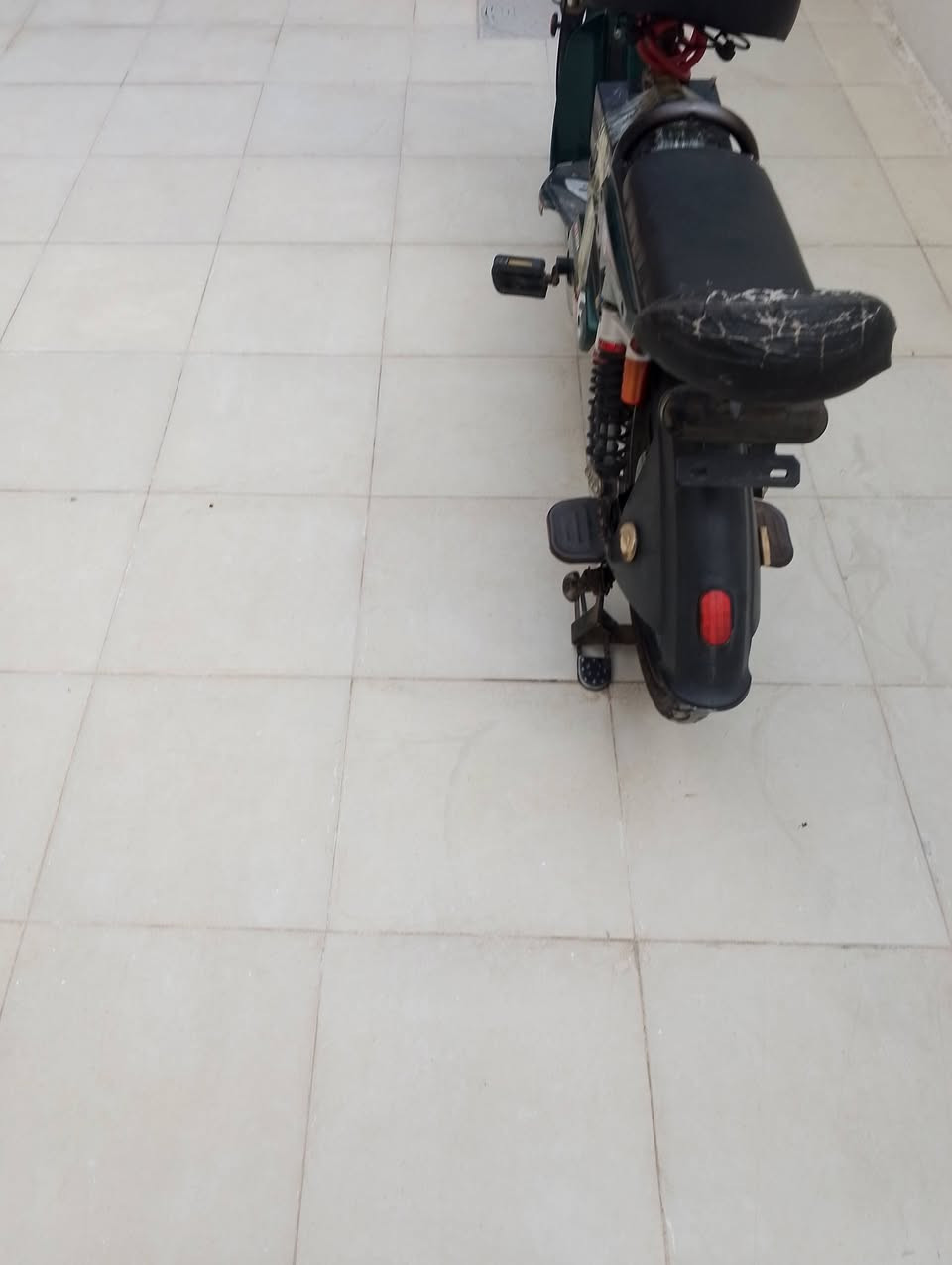 سلام عليكم 
دراجه  شحن للبيع نضيف جدا بطاريه جديده قبل سبوع بدلتها ...

السعر 300 وبي مجال للطيبين

رقم الهاتف ***********
