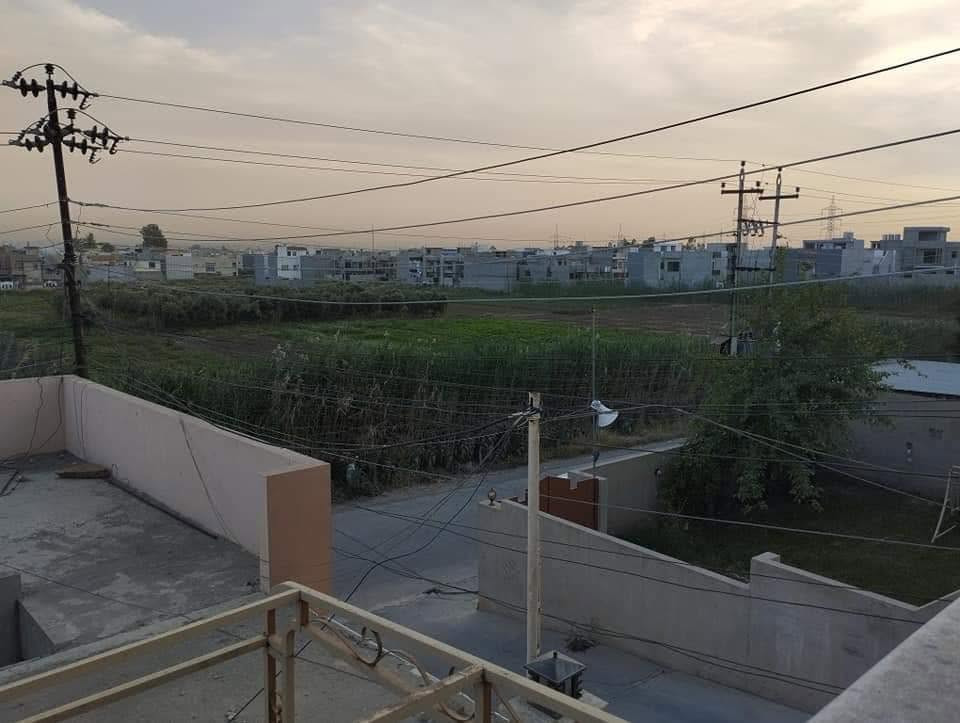 🏡 دار ركن للبيع + 5 محلات مؤجرة 🏡
الموقع: حي الملايين الأولى - قرب جامع الحسنين.
 المساحة: 403 م² (واجهة 15 م ركن).
 السند: بستان ملك صرف.
 الوارد: 5 محلات تجارية مؤجرة بـ (625 ألف شهرياً) 💵.
📌 تفاصيل البناء (طابقين):
 الأول: 3 غرف نوم، استقبال، هول، مطبخ، صحيات، كراج، حديقة.
 الثاني: 3 غرف نوم، هول، صحيات، بيتونة.
📞 للاستفسار:
*********** | ***********
