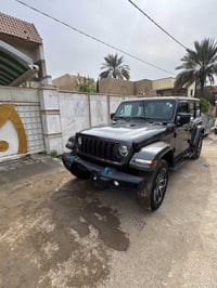 جيب رانكلر ٢٠٢٤ ماشيه 63  الف كيلو متر  حادثه باب سائق  وخلف السائق بد...