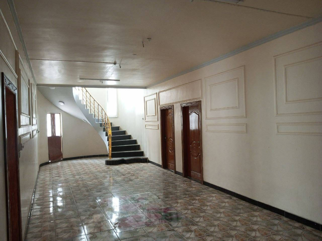 🏡 للبيع بيت سكني في قضاء الدغارة

📍 الموقع: قضاء الدغارة – حي الشهداء، على الشارع الرئيسي
📐 المساحة: 400 م²

🔹 الطابق الأرضي:
• غرفتان، مساحة كل غرفة تقريبًا 5×4 م
• مطبخ
• صالة كبيرة جدًا بطول يقارب 10 م
• استقبال واسع، حوالي 8 م أو أكثر
• صحيات داخلية وخارجية
• ممر يحيط بالبيت من جميع الجهات

🔹 الطابق الأول:
• غرفتان، مساحة كل غرفة تقريبًا 4×5 م
• صالة واسعة حوالي 7 م
• صحيات

🔹 المميزات الإضافية:
• كراج
• حديقة
• يحتوي البيت على محل
• موقع مميز على الشارع الرئيسي
• مناسب كبيت سكني أو معهد أو مشروع استثماري

📞 للاستفسار والتفاصيل، مراسلتي
واتس اب / ***********
